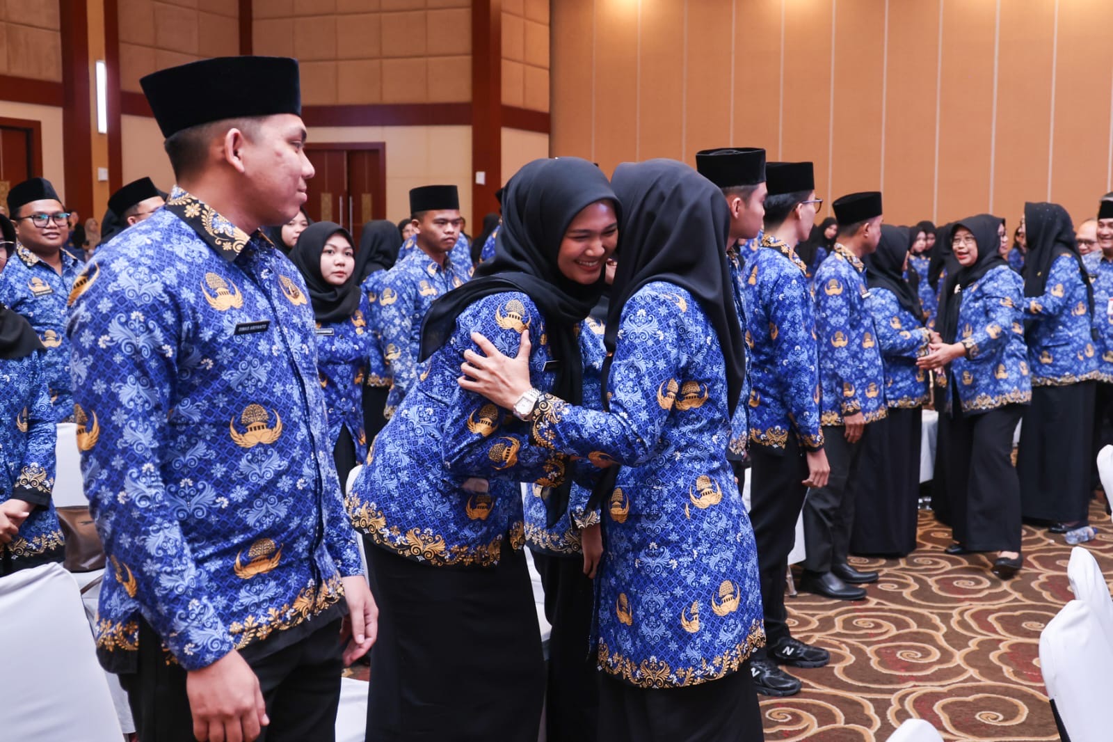 Sekdaprov Misni Lantik 79 PNS dan 105 Pejabat Fungsional, Tegaskan ASN BerAKHLAK Jadi Kunci Kemajuan Kepri