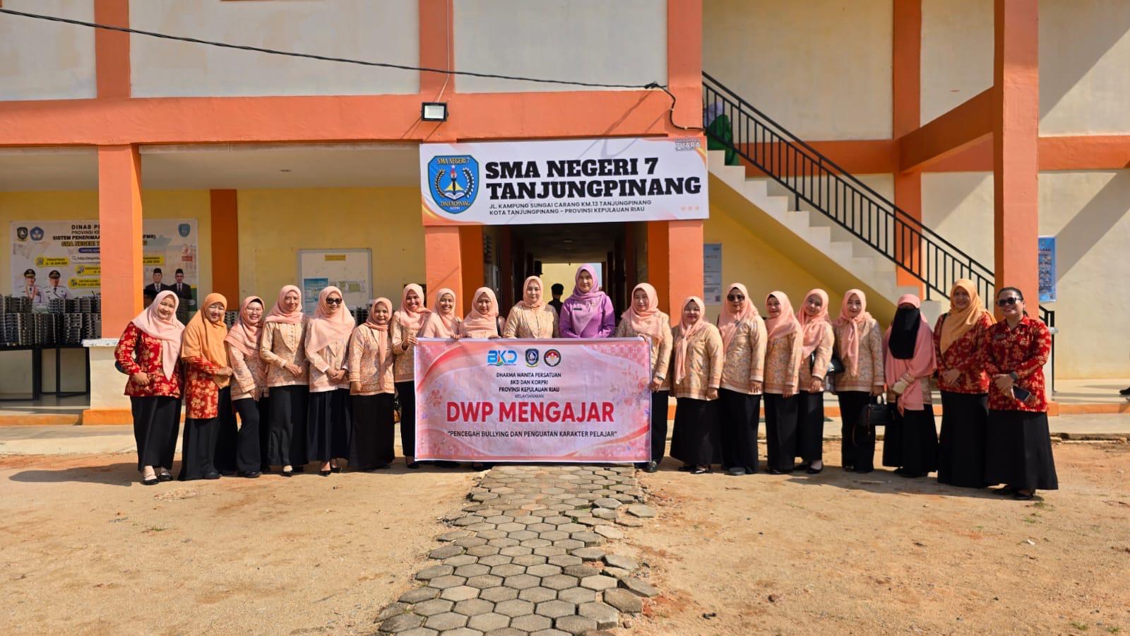 Tangkal Perundungan di Sekolah, DWP BKD dan KORPRI Gelar Program "DWP Mengajar" ke SMAN 7