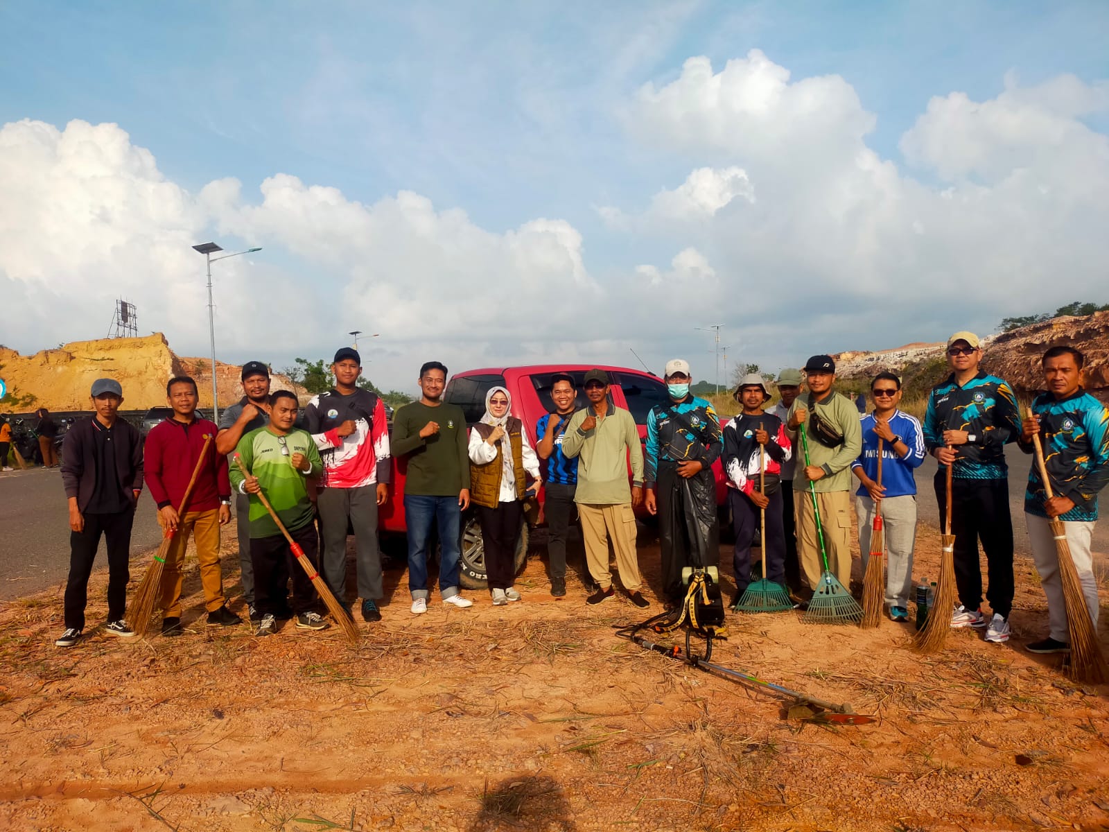 Pemprov Kepri Gelar Gotong Royong di Kawasan Dompak, Kadis DKP2KH Turun Langsung