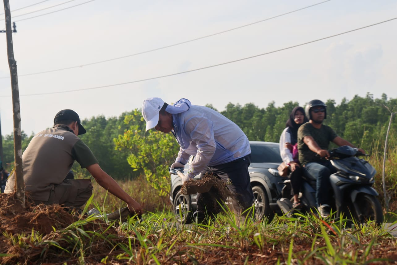 Pemprov Kepri Gelar Kamis Bersih, Gubernur Ansar Pimpin Gotong Royong di Bukit Bestari