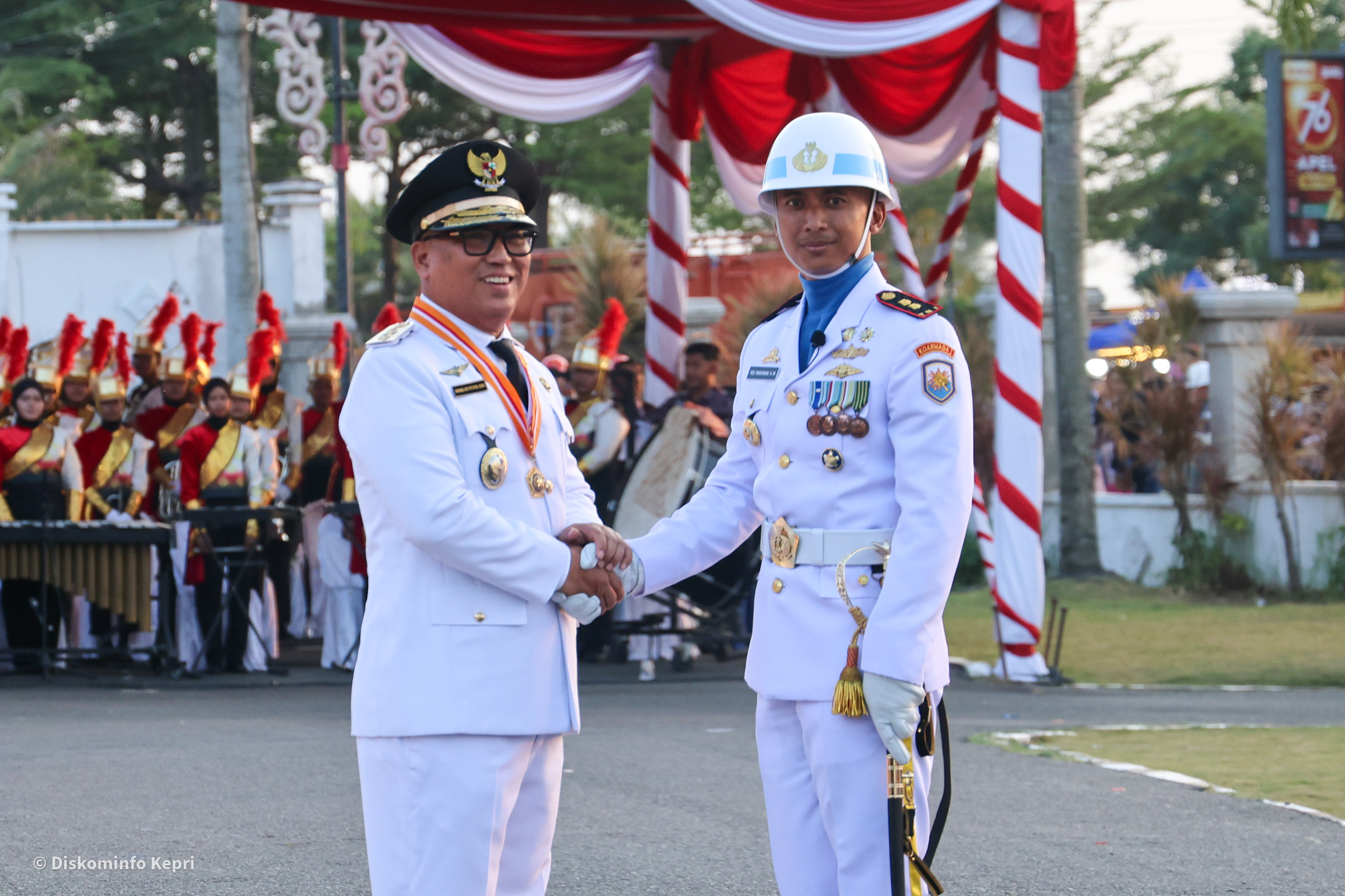 Upacara Penurunan Bendera HUT ke-81 RI Berlangsung Khidmat di Gedung Daerah Kepri