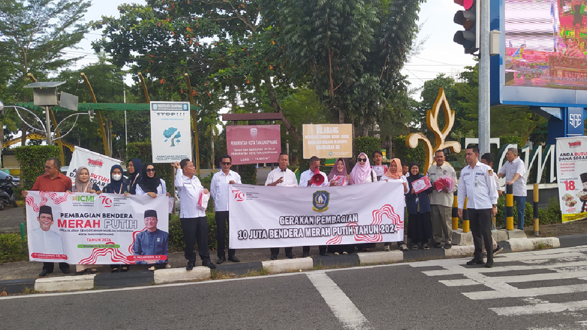 Jelang Hari Kemerdekaan Republik Indonesia Ke-79, Bakesbangpol Kepri Bagikan Bendera dan Sukseskan Gerakan Nasional Pembagian 10 Juta Bendera Merah Putih