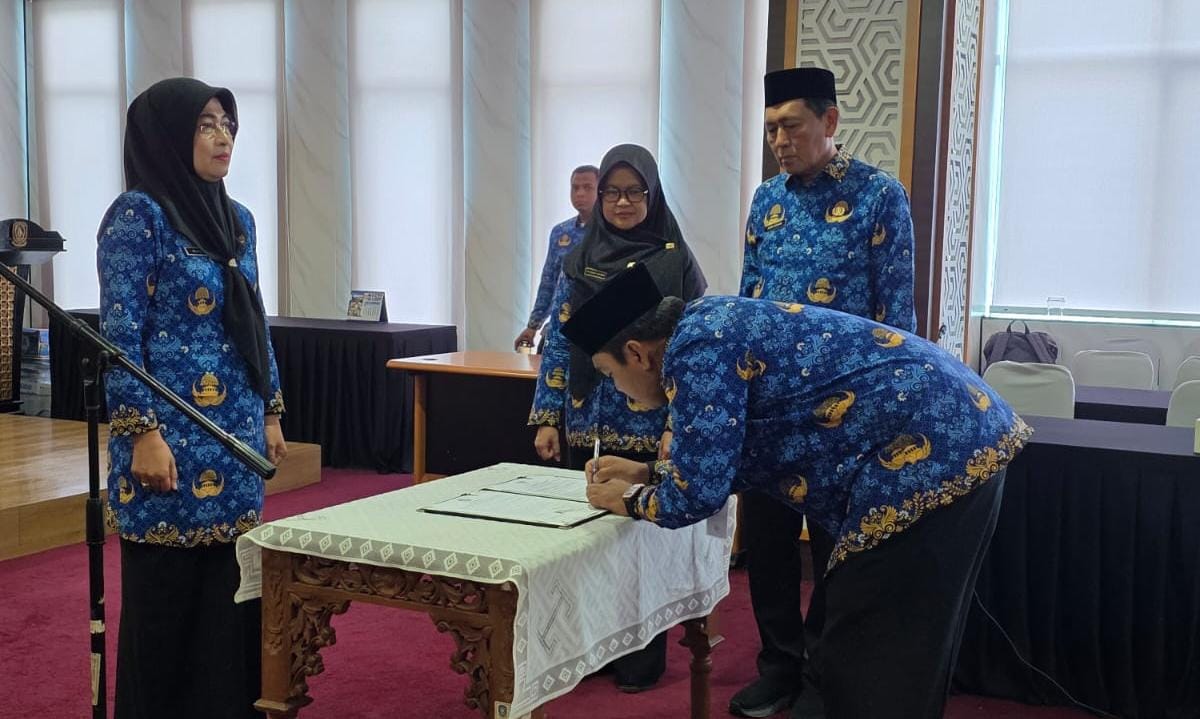 Sekdaprov Misni Lantik Tiga Kepala SMA di Batam, Ini Penempatan Barunya