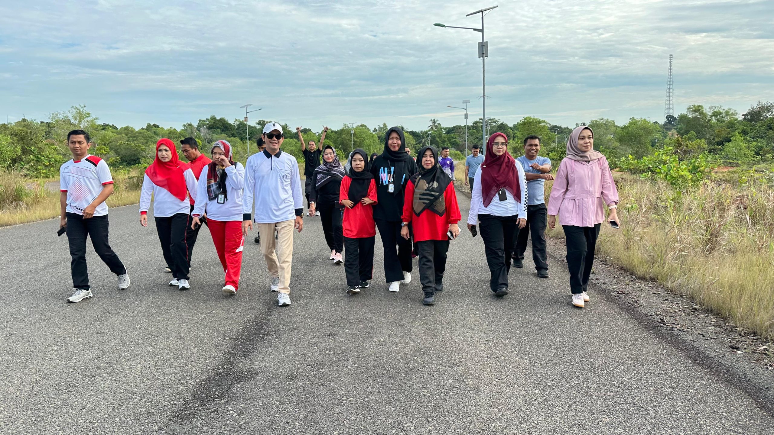 Badan Kesbangpol Kepri Gelar Jalan Sehat dan Pemeriksaan Kesehatan Pegawai