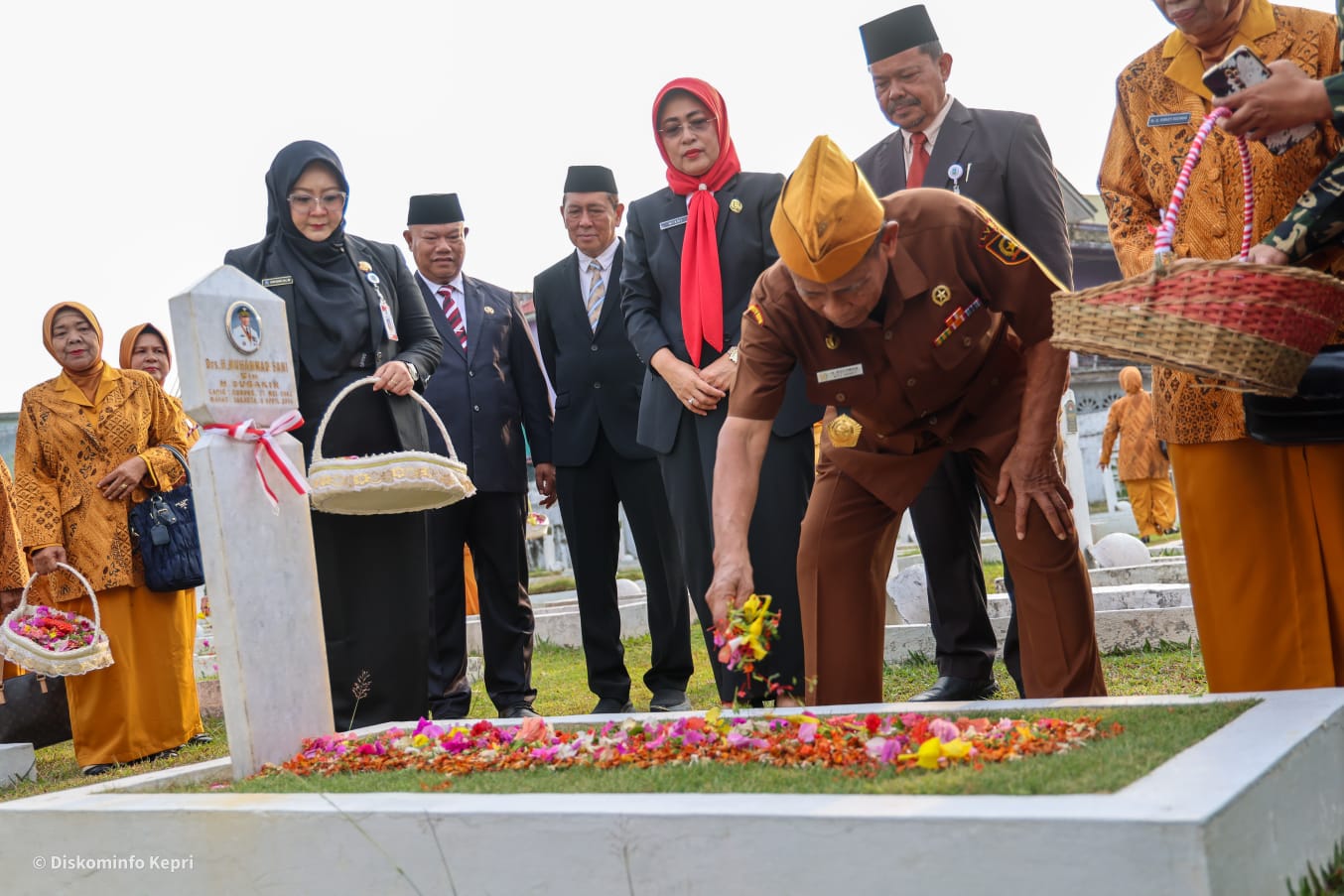 Peringati Hari Veteran, Pemprov Kepri Gelar Upacara dan Ziarah Tabur Bunga di TMP Pusara Bhakti