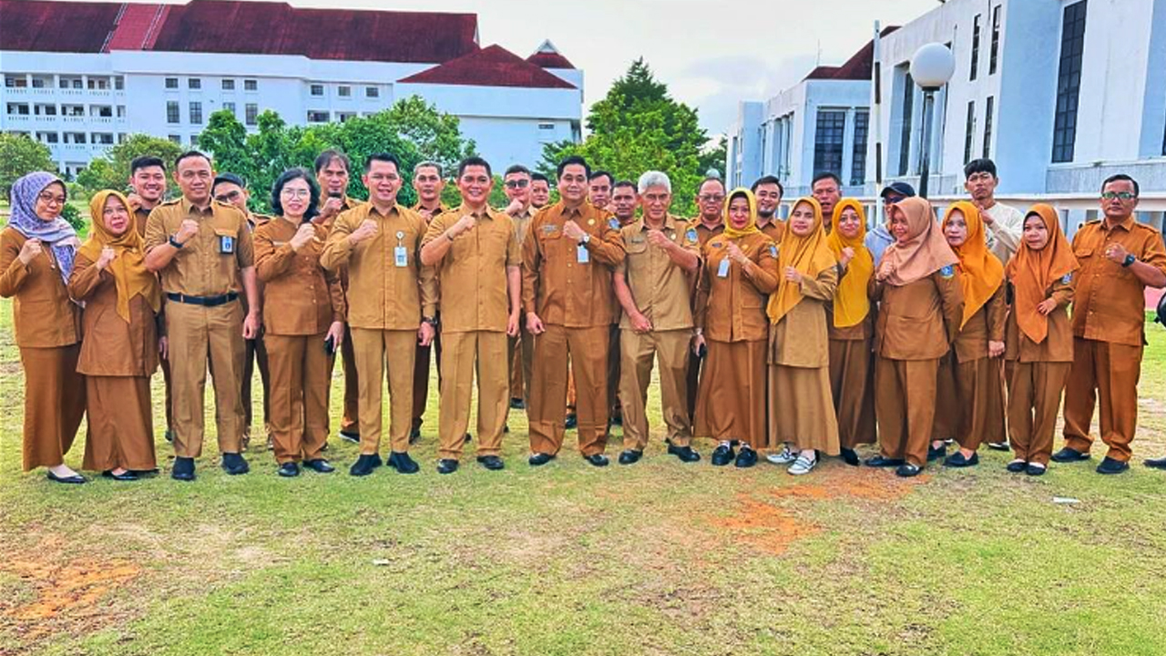 Kepala Badan Kesatuan Bangsa Dan Politik Bapak Raja Heri Mokharizal, SH. MH Pimpin Apel Senin Pagi