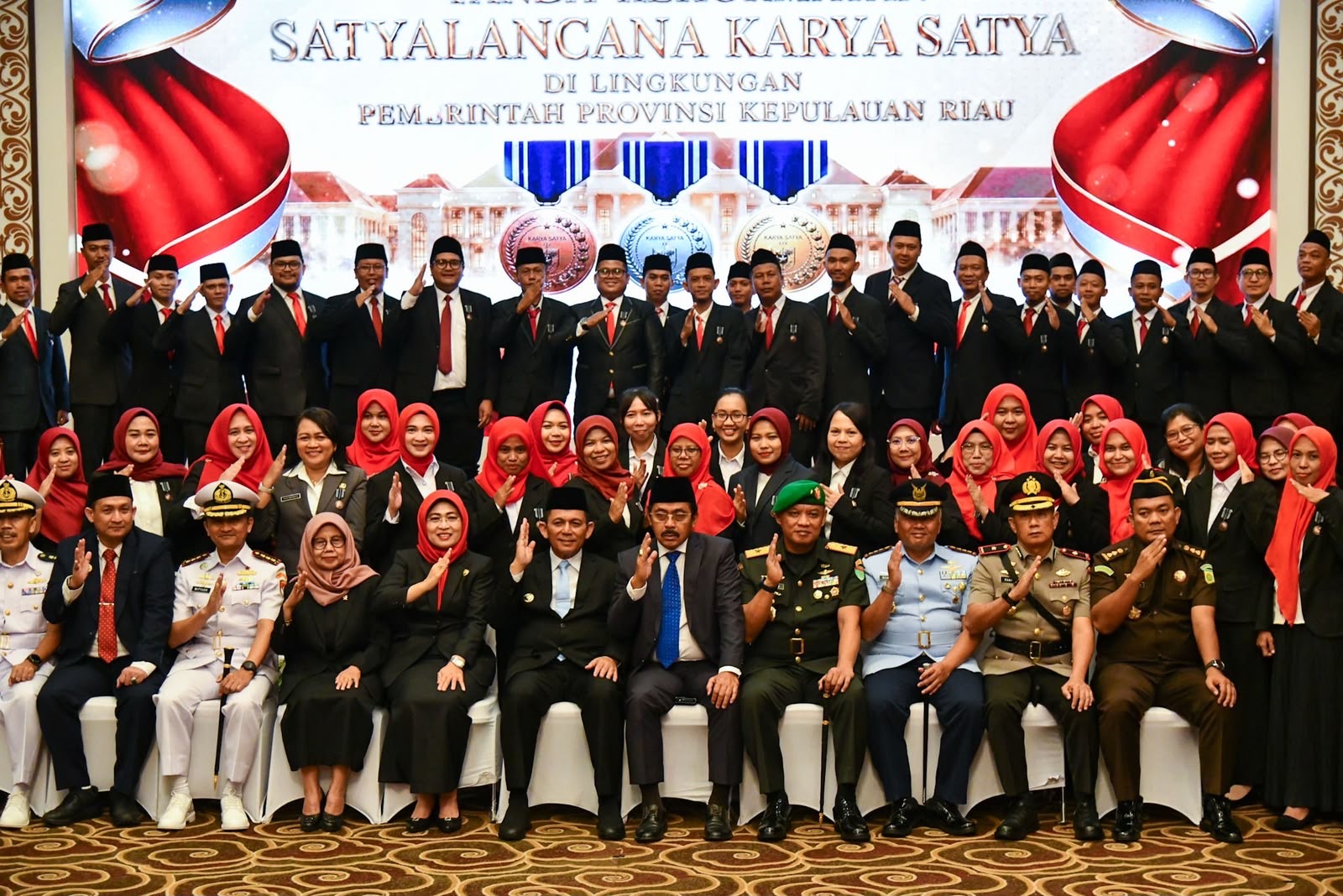 Gubernur Ansar Serahkan Satyalancana Karya Satya kepada 610 PNS Kepri