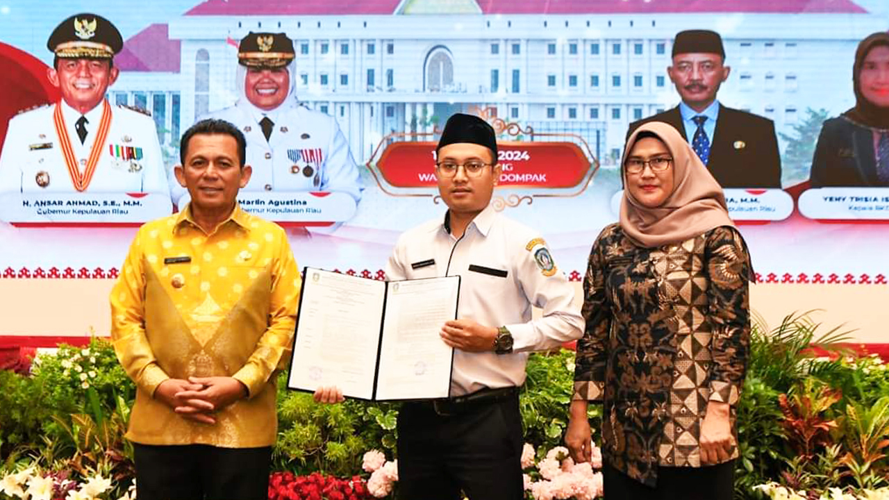 22 orang Pegawai Tidak Tetap (PTT) pada Badan Kesatuan Bangsa Dan Politik Provinsi Kepulauan Riau Menerima SK (PTT) dari Gubernur Kepulauan Riau.