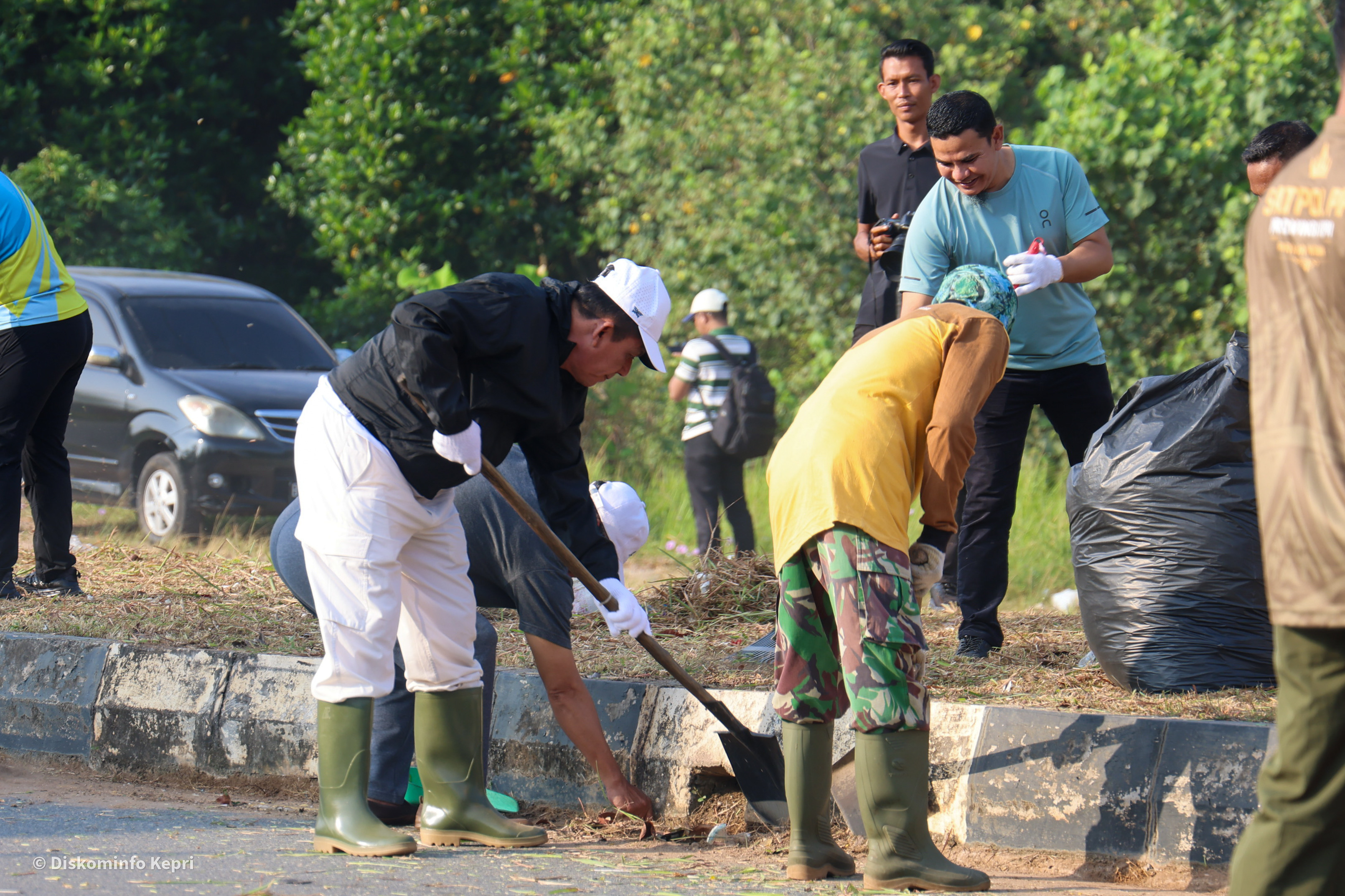 Gubernur Ansar Kembali Pimpin Gotong Royong, Ajak Warga Jaga Kebersihan