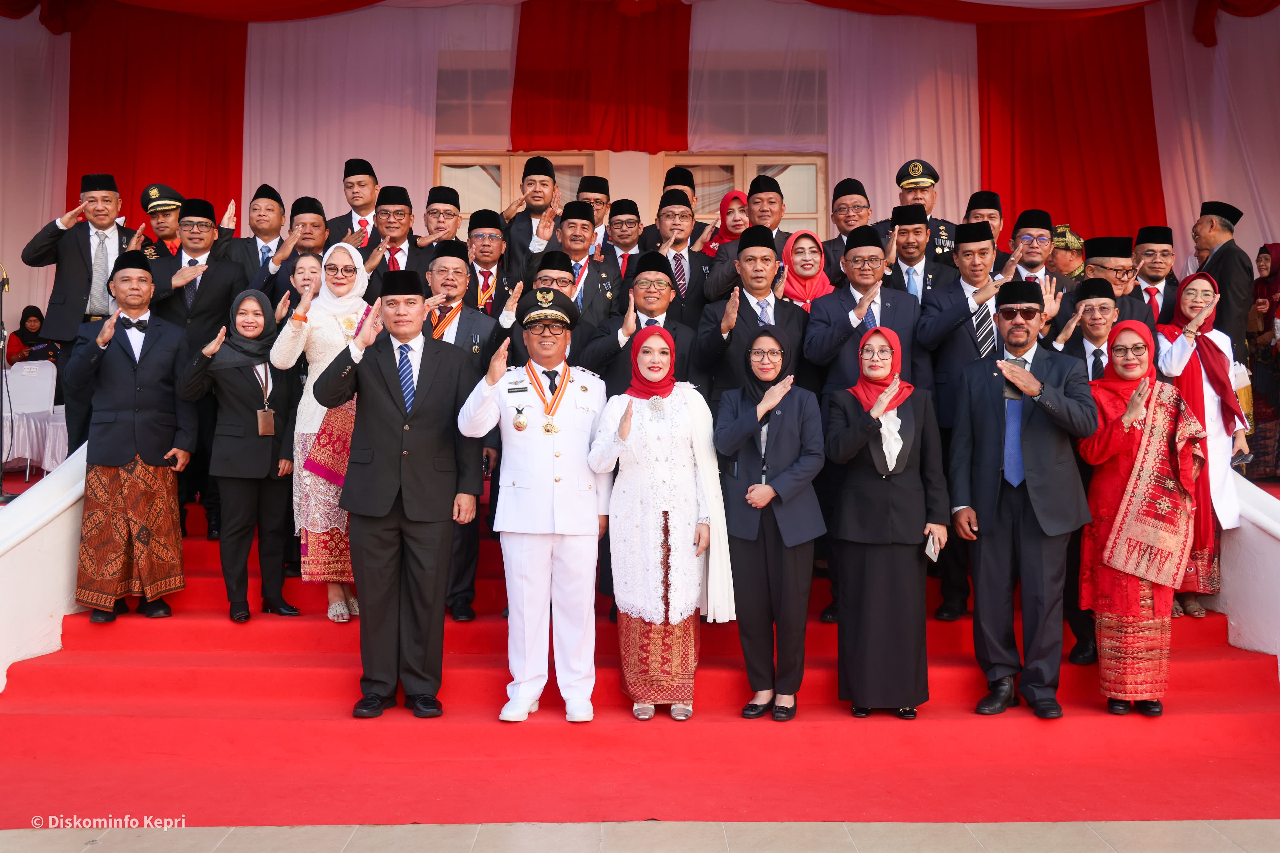 Upacara Penurunan Bendera HUT ke-81 RI Berlangsung Khidmat di Gedung Daerah Kepri