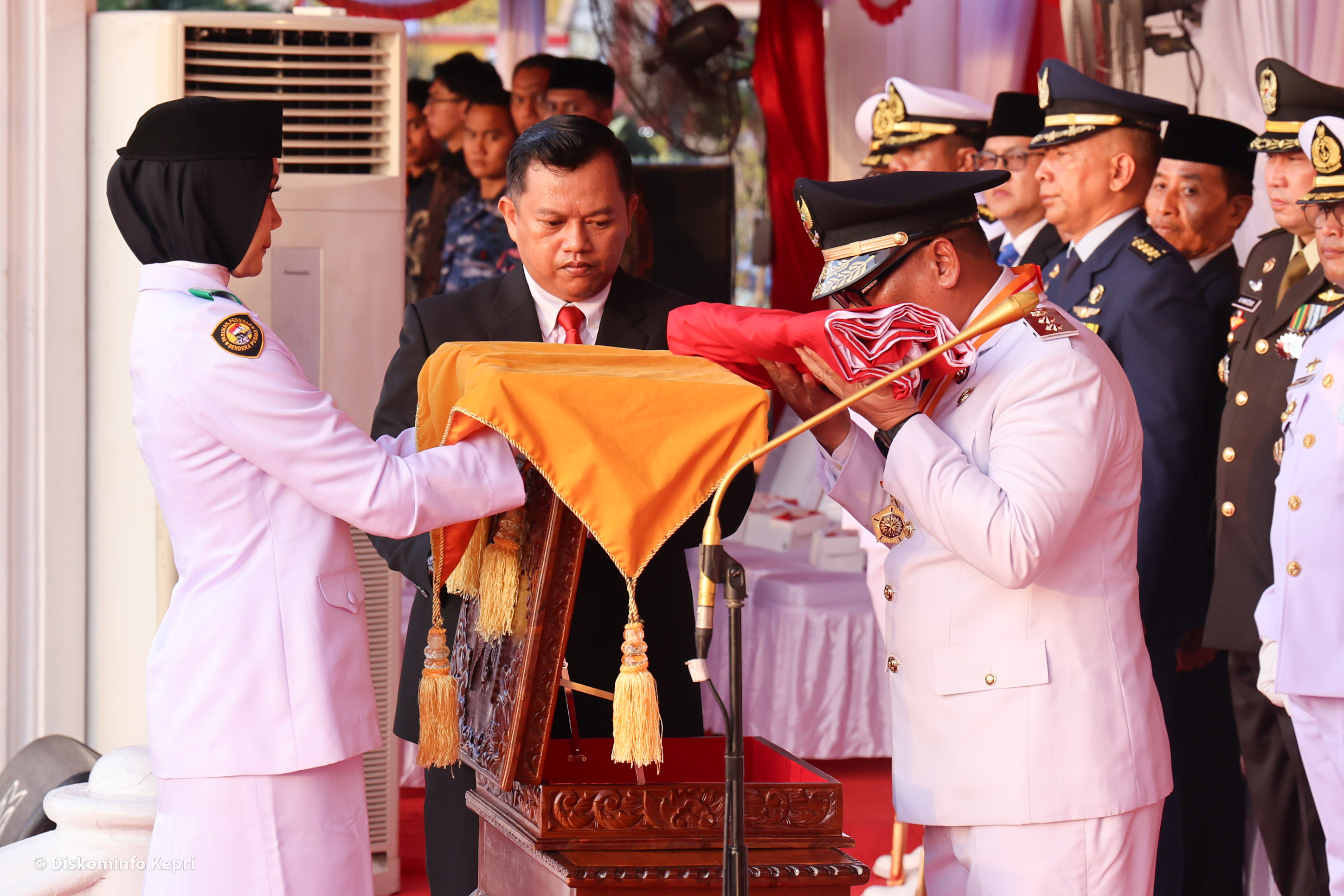 Penurunan Bendera HUT ke-81 RI di Gedung Daerah Kepri Sukses,  Upacara Berlangsung Khidmat