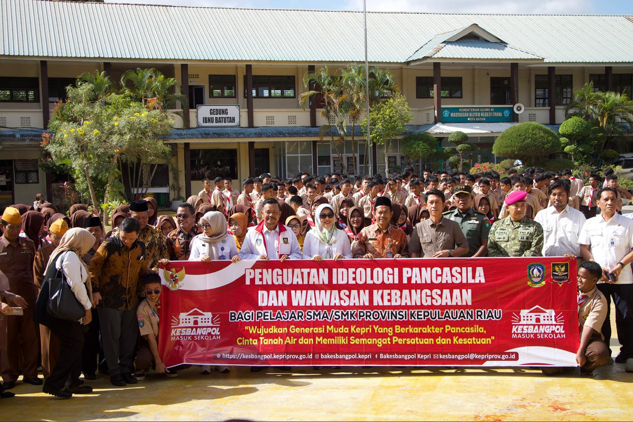 Gubernur Kepri Yang Diwakili Asisten Administrasi Umum Setda Provinsi Kepulauan Riau, Misni, SKM, Buka KEMAS Seri ke-14 di MAN 1 Batam