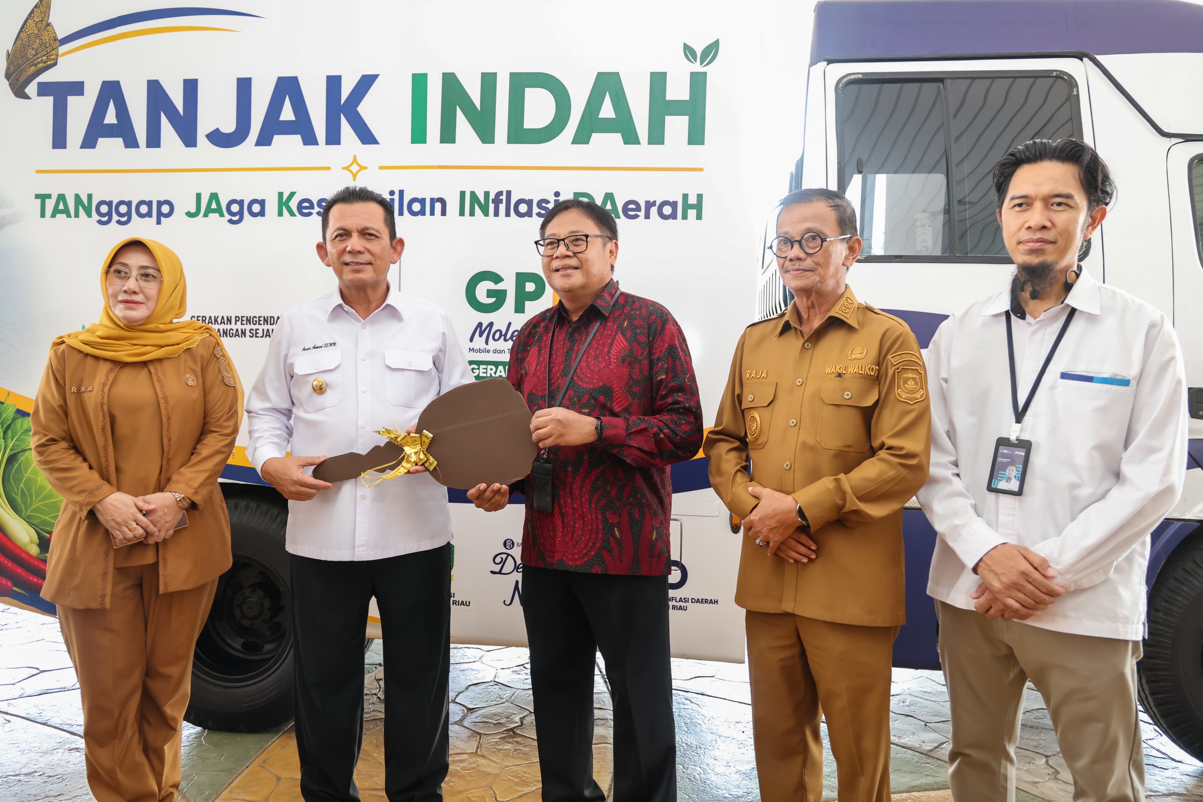 Bank Indonesia Kepri Serahkan Tanjak Indah, Armada Pasar Murah Keliling Jaga Kestabilan Inflasi Daerah