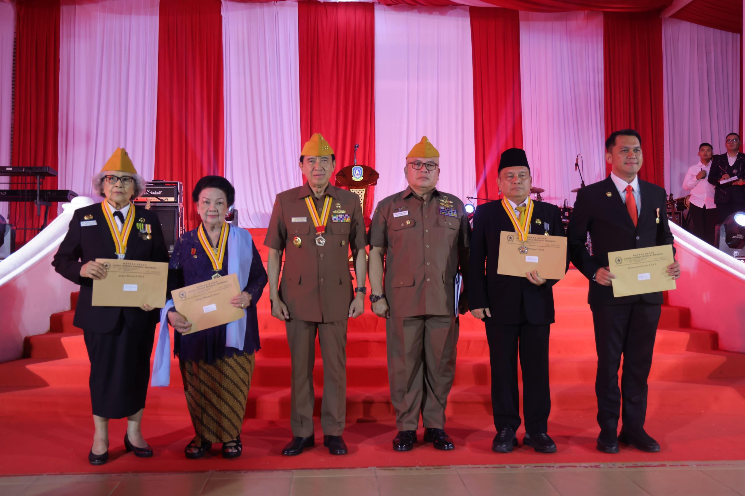 Sekretaris Badan Kesbangpol Kepri Terima Penghargaan Satya Lencana Legiun Veteran