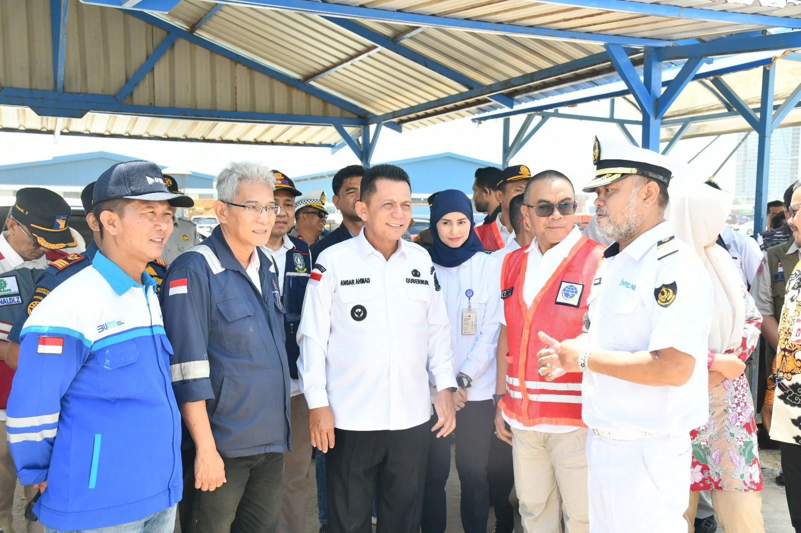 Kepala Badan Kesbangpol Kepri, Drs.Muhamad Iksan, M.Si Dampingi Gubernur Tinjau Arus Mudik di Tiga Pelabuhan di Batam