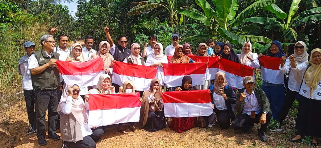DKP2KH KEPRI BAGIKAN BENDERA MERAH PUTIH DI KWT PALEM LESTARI TANJUNGPINANG 