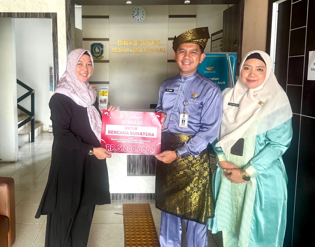 Badan Kesbangpol Kepri Serahkan Bantuan Untuk Korban Bencana Sumatera