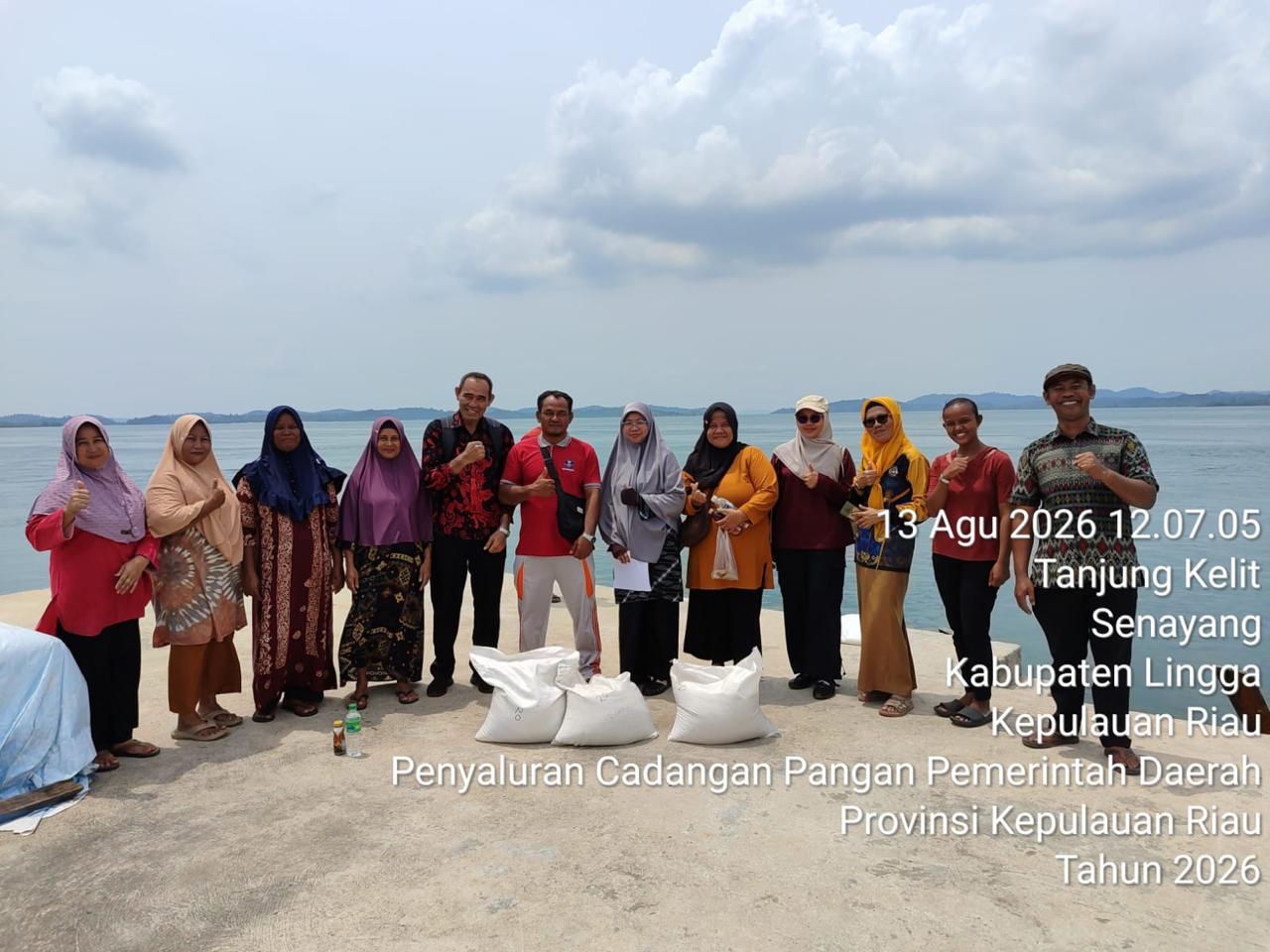 PEMPROV KEPRI SALURKAN 1.600 Kg CPPD UNTUK KORBAN PASCA BENCANA ANGIN PUTING BELIUNG DI KABUPATEN LINGGA