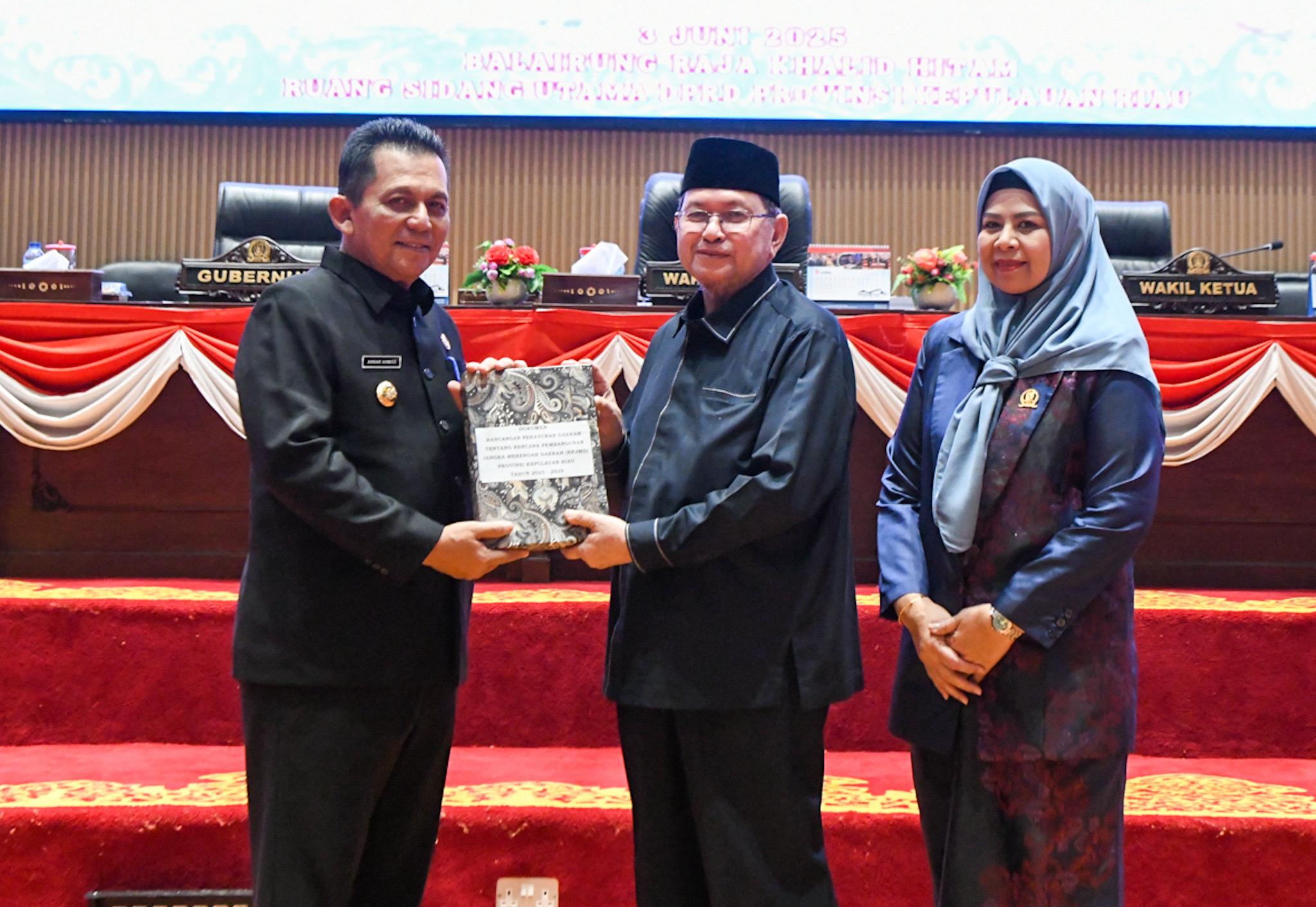 Gubernur Ansar Serahkan Ranperda RPJMD 2025–2029, Tegaskan Komitmen Pembangunan Maju, Makmur dan Merata