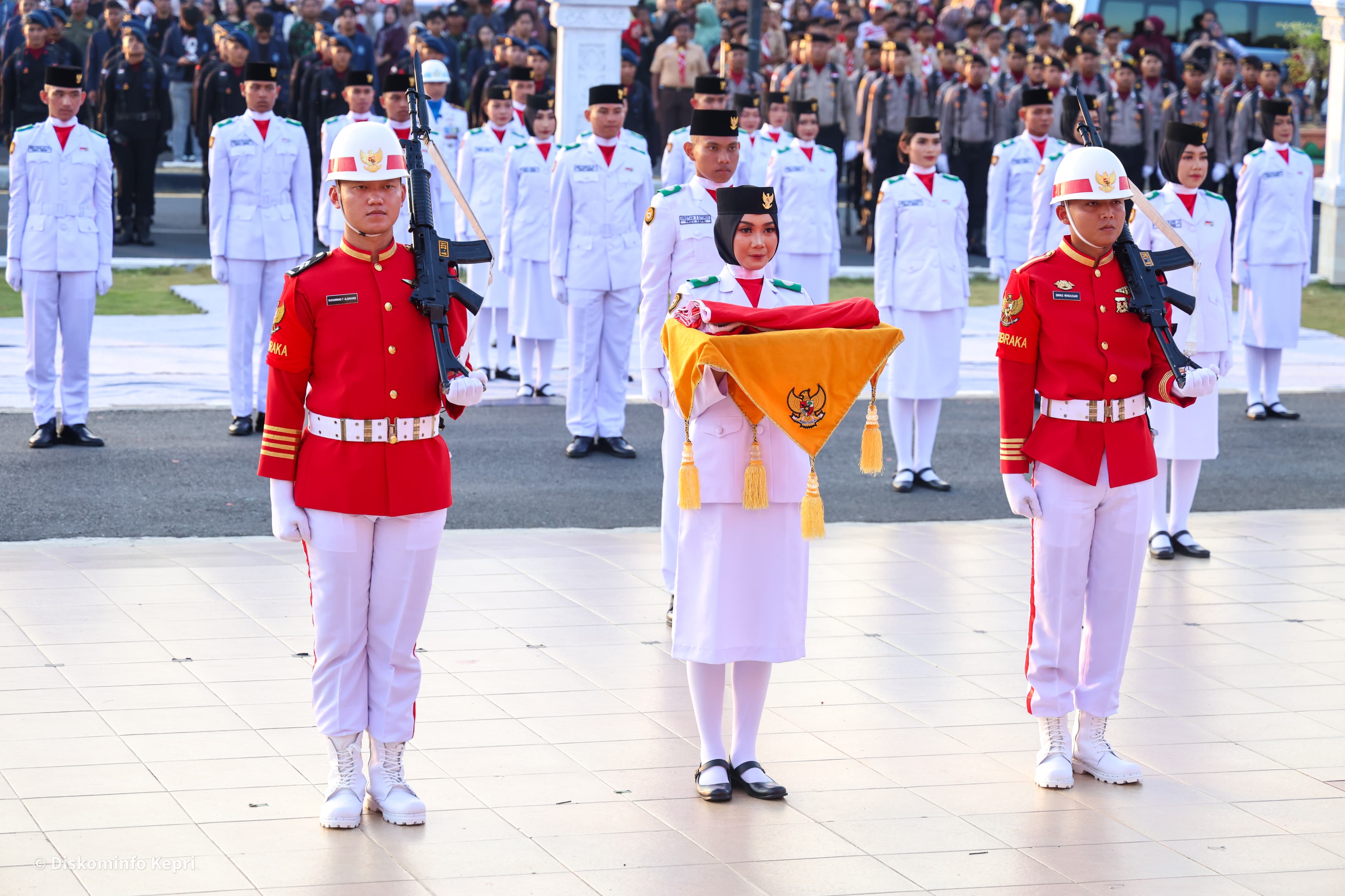 Upacara Penurunan Bendera HUT ke-81 RI Berlangsung Khidmat di Gedung Daerah Kepri