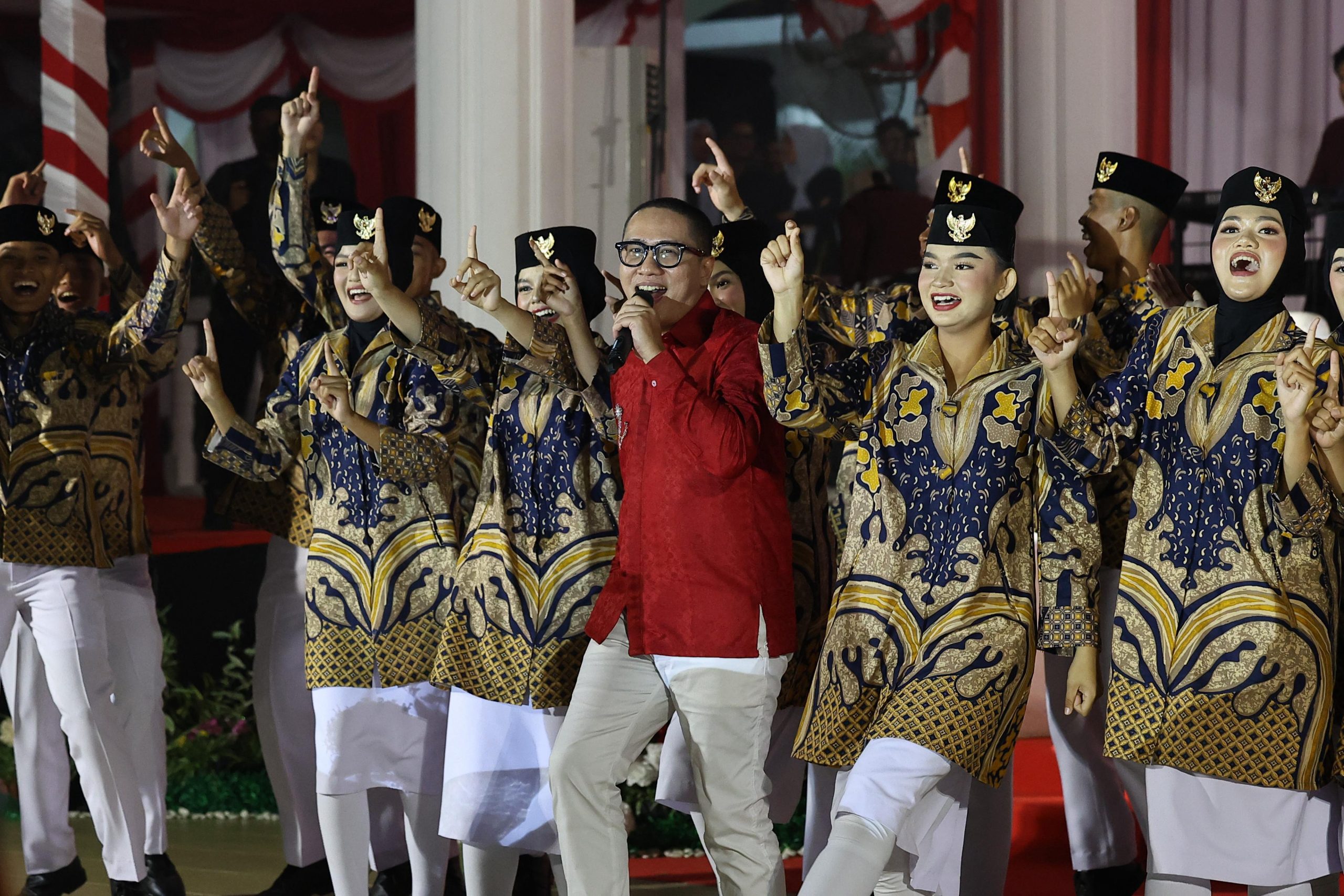Gubernur Kepri berikan Penghargaan kepada 33 Paskibraka Provinsi Kepri 2025