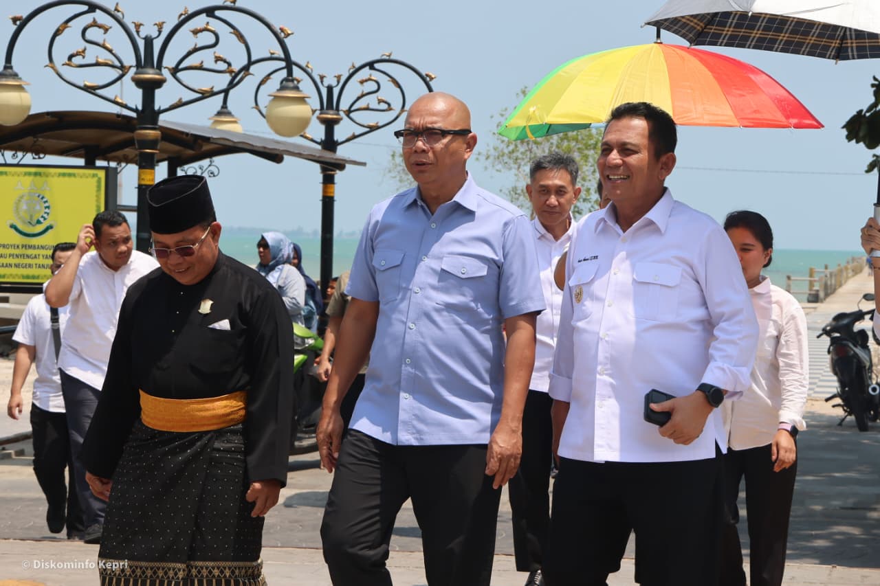 Gubernur Ansar Dampingi JAM-Intel Kejagung Jelajahi Sejarah Pulau Penyengat