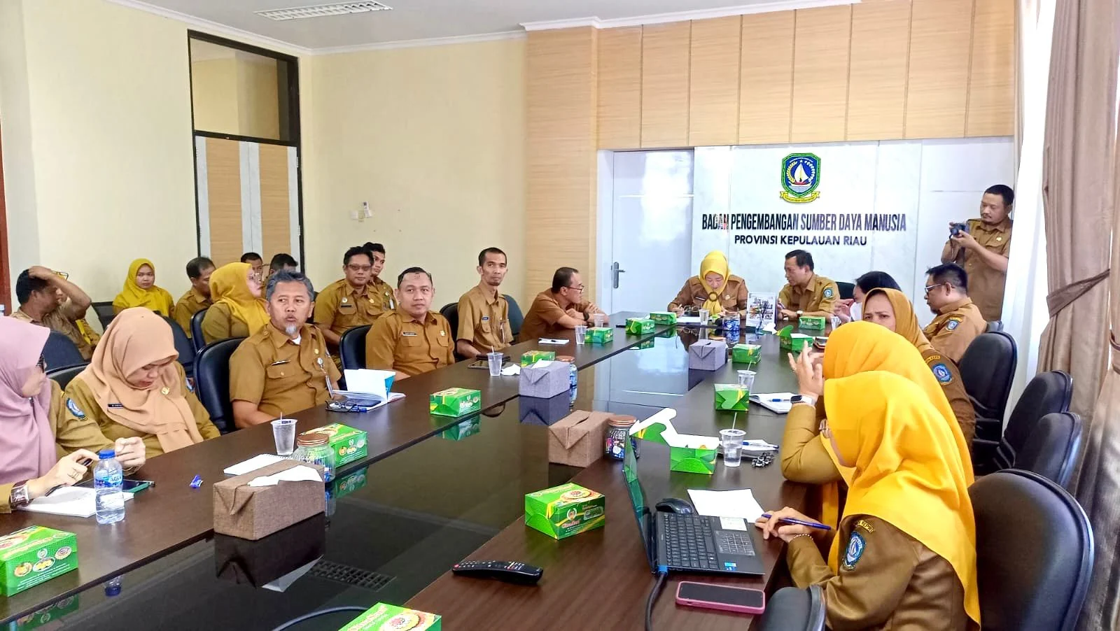 Rapat Pembahasan Isu Strategis Provinsi Kepulauan Riau untuk Tema Penelitian Dosen IPDN Tahun 2027