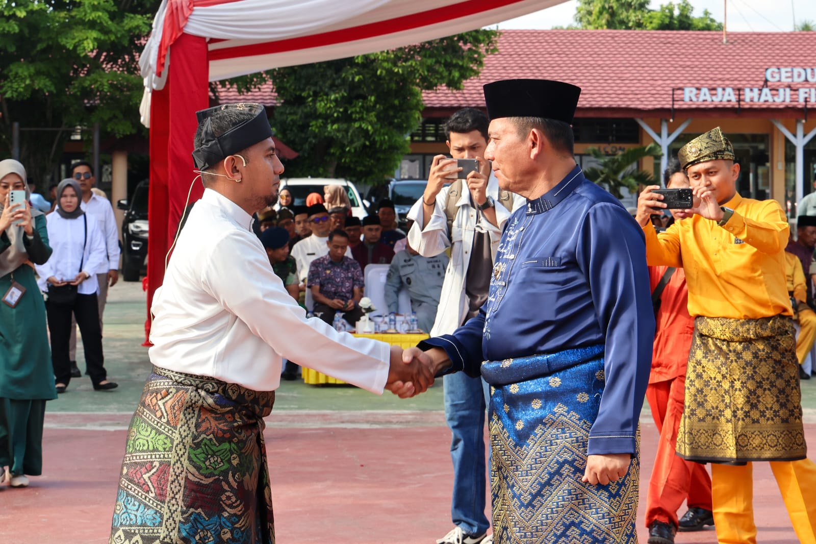 Upacara Hardiknas 2025 Digelar di SMA Negeri 1 Tanjungpinang, Gubernur Kepri Hadir Sebagai Inspektur Upacara