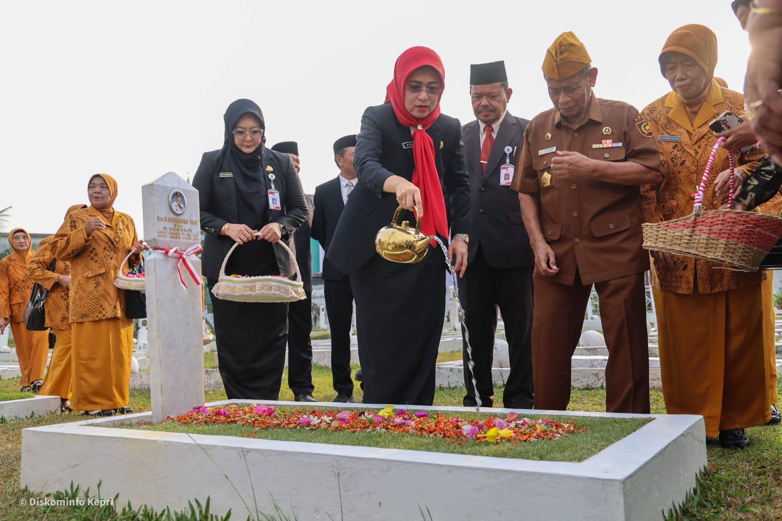 Peringati Hari Veteran, Pemprov Kepri Gelar Upacara dan Ziarah Tabur Bunga di TMP Pusara Bhakti