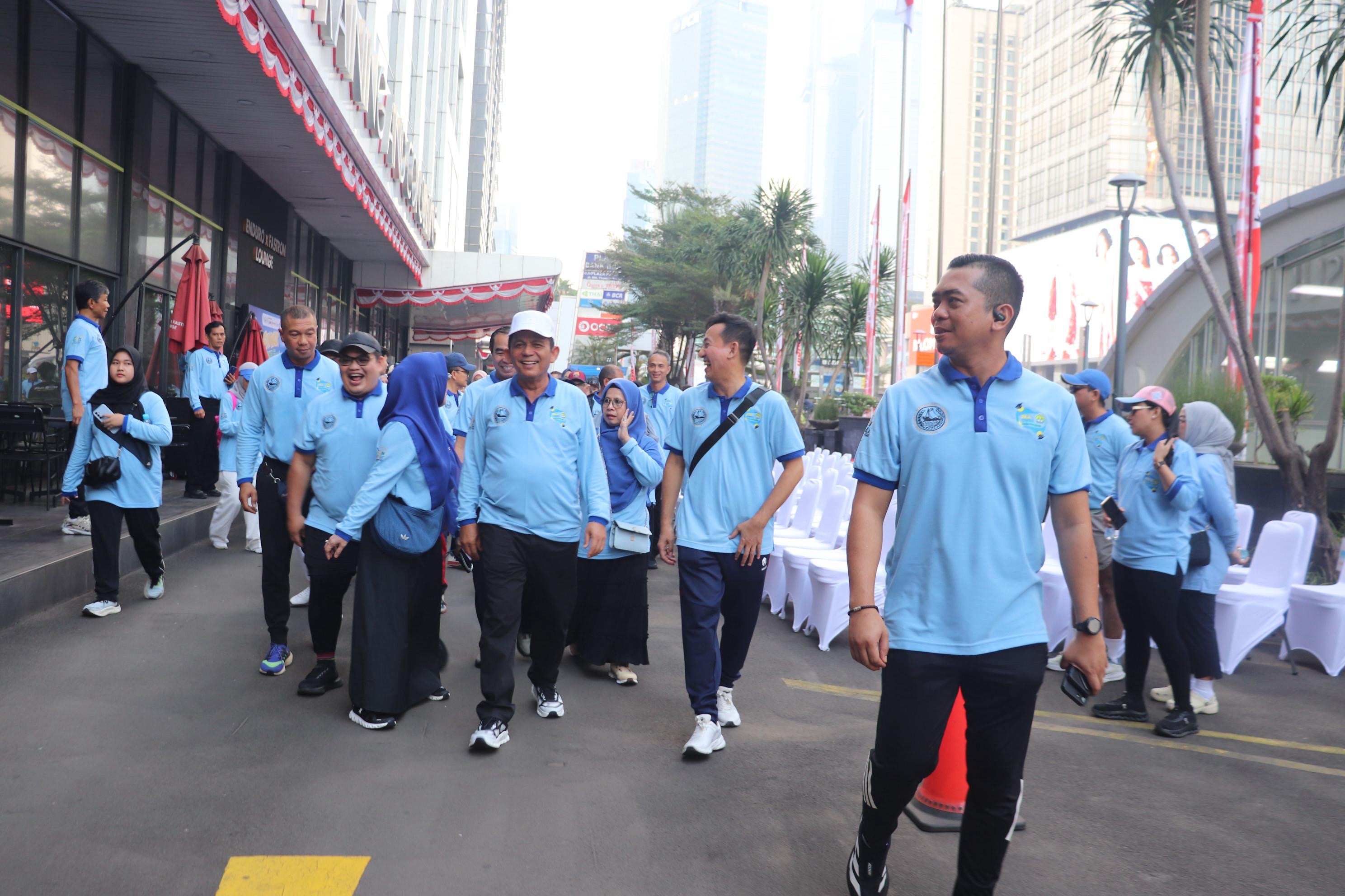 Gubernur Ansar Bersama Alumni UNRI dan PMRJ Ikuti Fun Walk HUT ke-81 RI di Jakarta