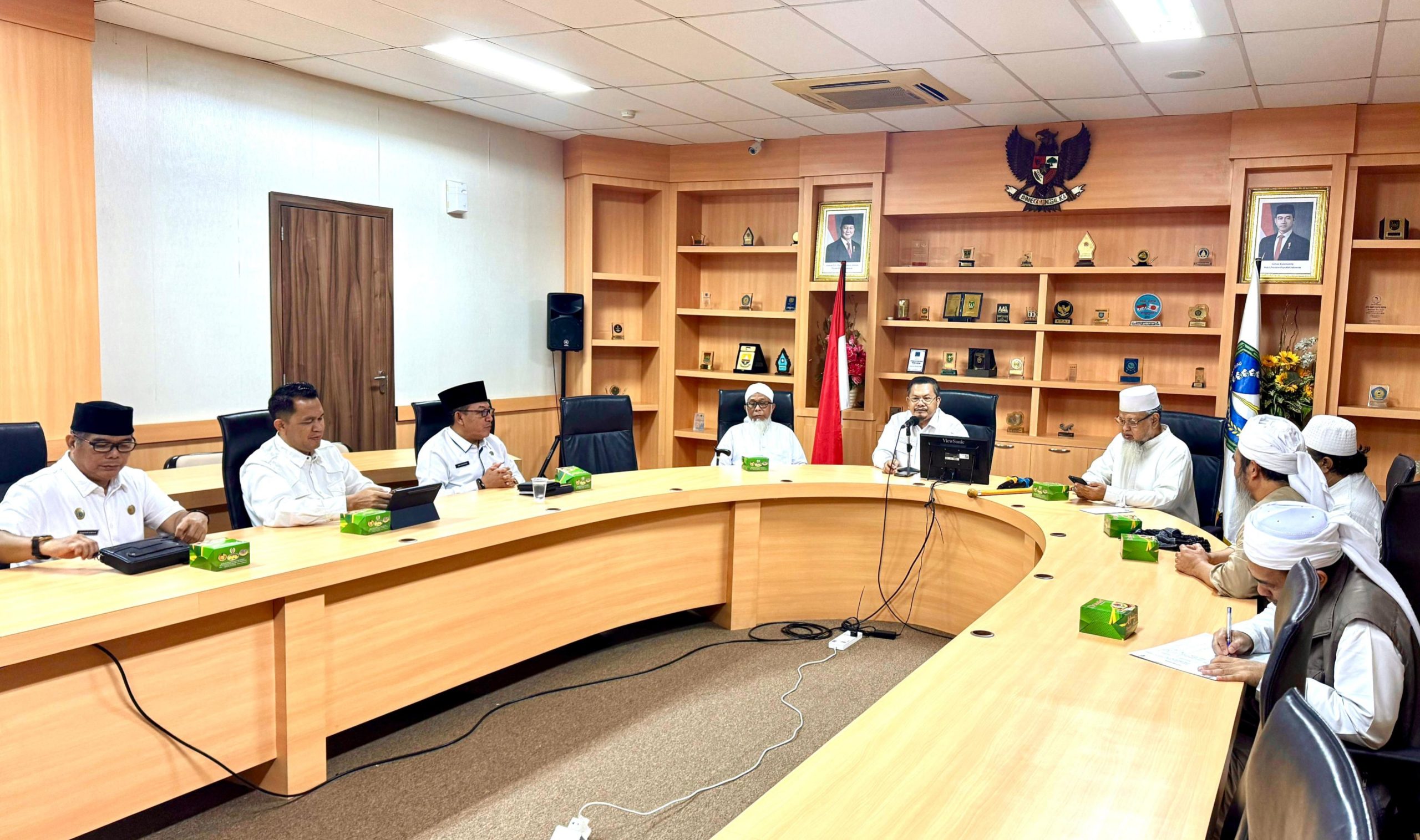 Bakesbangpol Kepri Dampingi Staf Ahli Gubernur Terima Audiensi Jamaah Safar