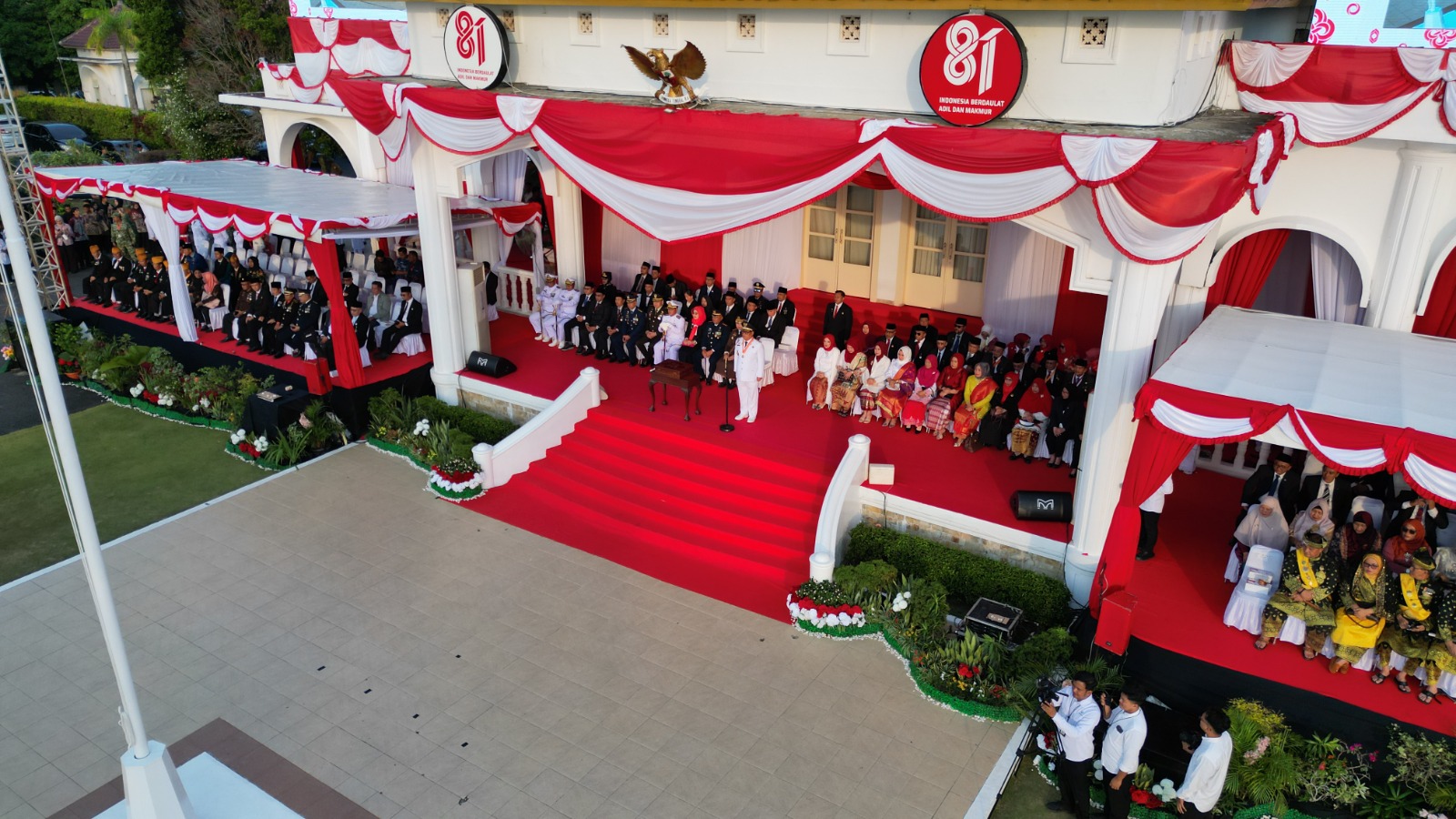 Upacara Penurunan Bendera HUT ke-81 RI Berlangsung Khidmat di Gedung Daerah Kepri