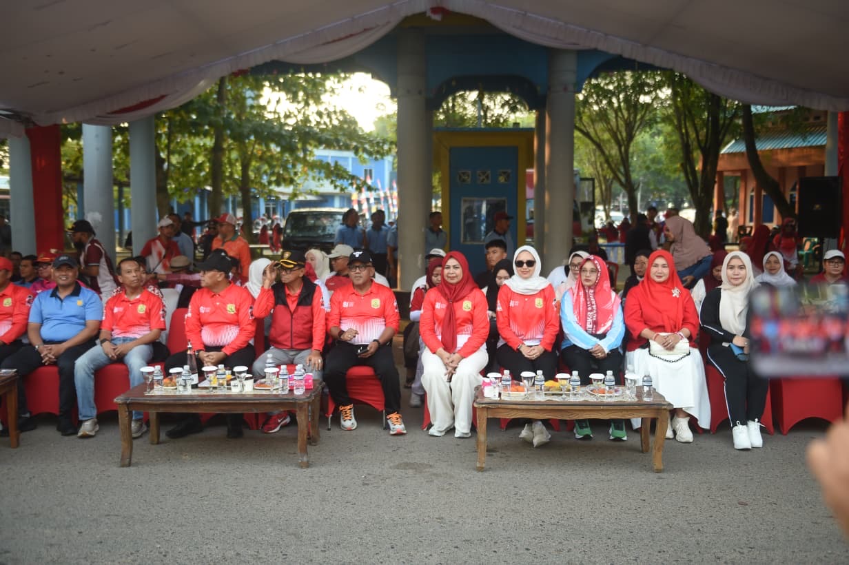 Dewi Ansar Lepas Gerak Jalan Proklamasi Putri 8 Km di Tanjungpinang