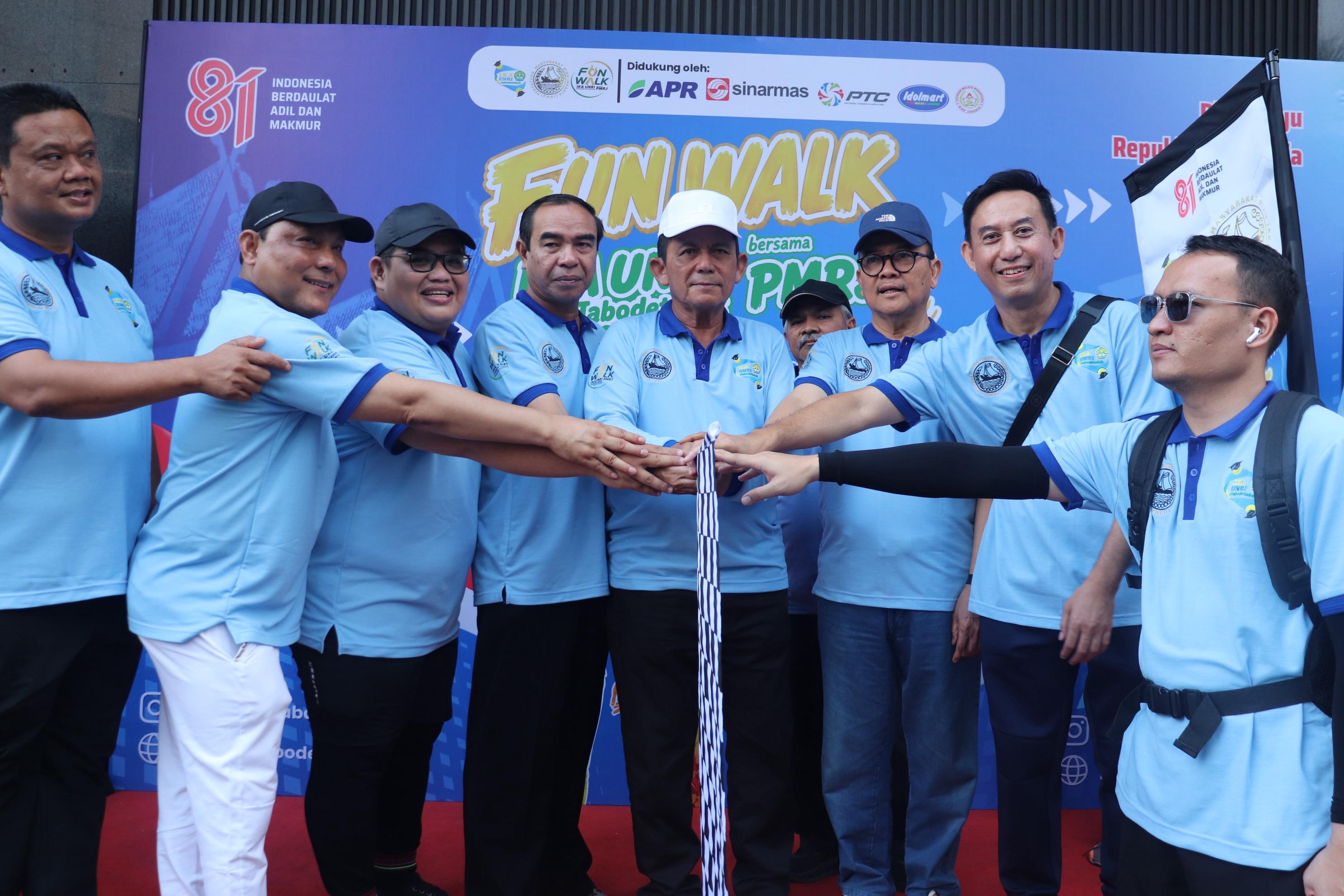 Gubernur Ansar Bersama Alumni UNRI dan PMRJ Meriahkan Fun Walk HUT ke-81 RI di Jakarta