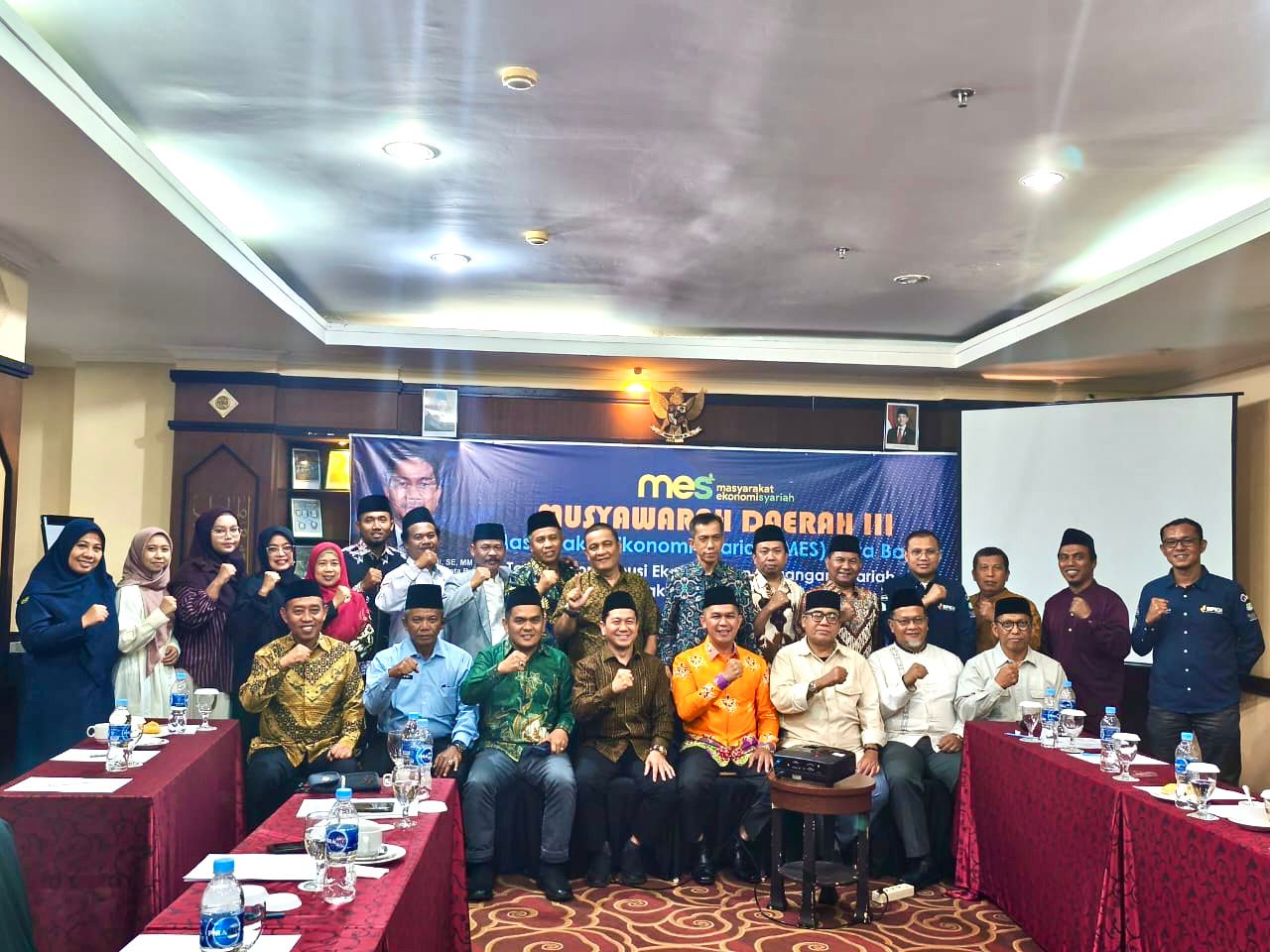 Sekretaris Bakesbangpol Kepri, Aludin Andi Memberi Arahan pada Musda III MES Kota Batam