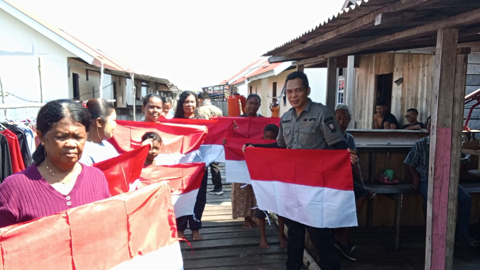 225 Bendera Merah Putih Dibagikan ke Permukiman Nelayan dan Suku Laut Lingga

