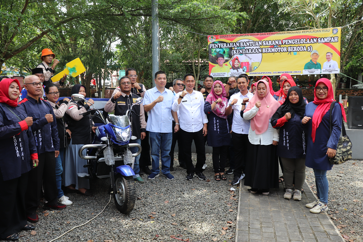 penyerahan bantuan sarana pengelolaan sampah yaitu kendaraan bermotor roda tiga