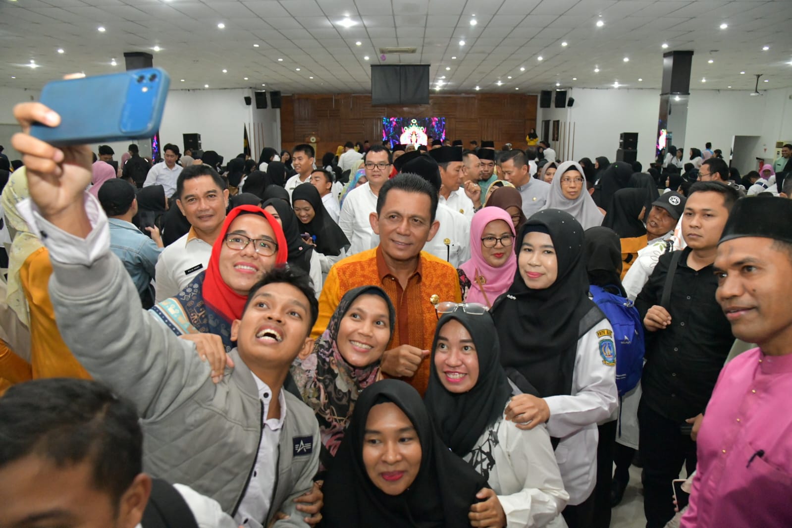 Dampingi Gubernur Kepri, Kepala Badan Kesbangpol Menghadiri Agenda Serah Terima SK PTK Non ASN di Batam