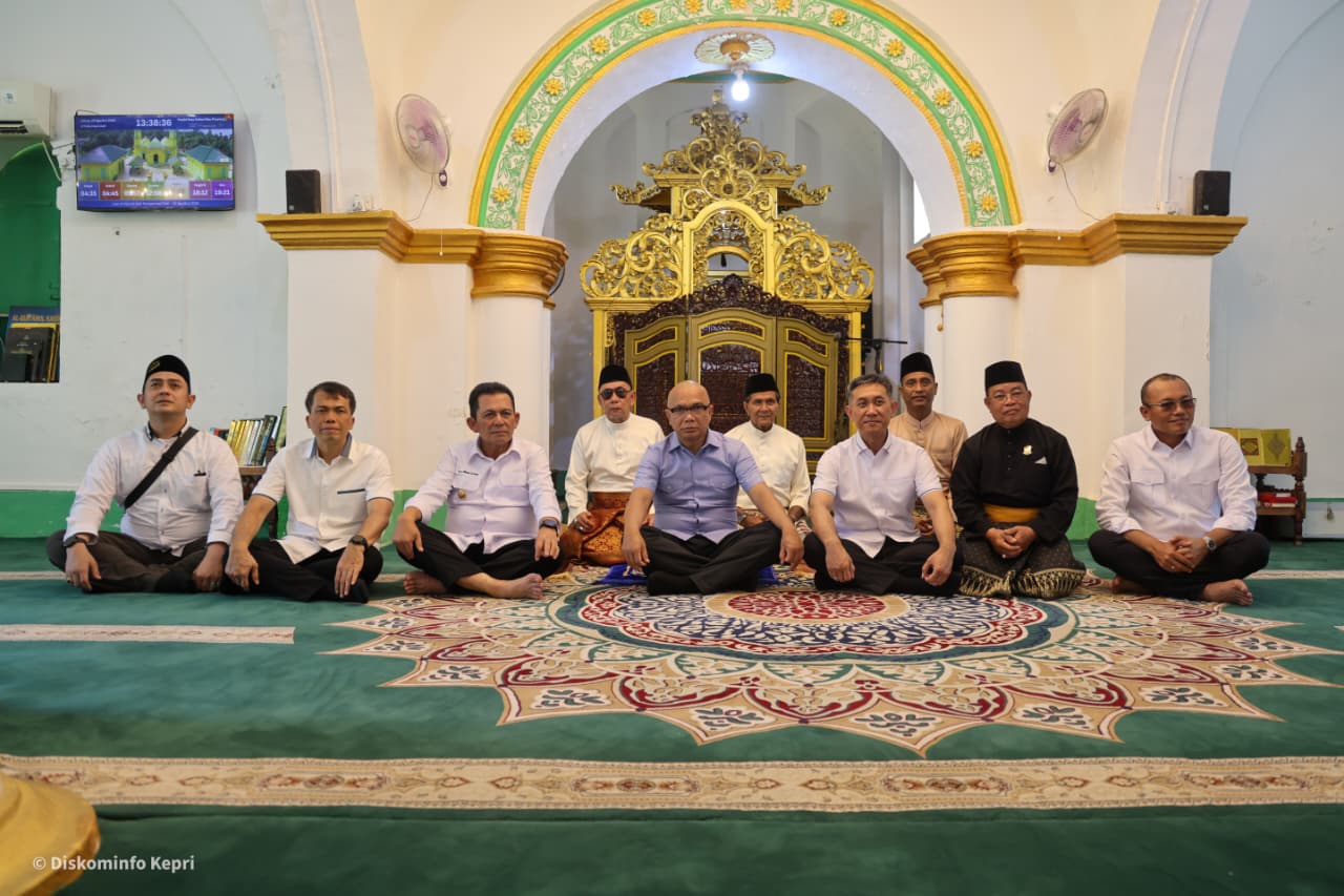 Gubernur Ansar Dampingi JAM-Intel Kejagung Jelajahi Sejarah Pulau Penyengat