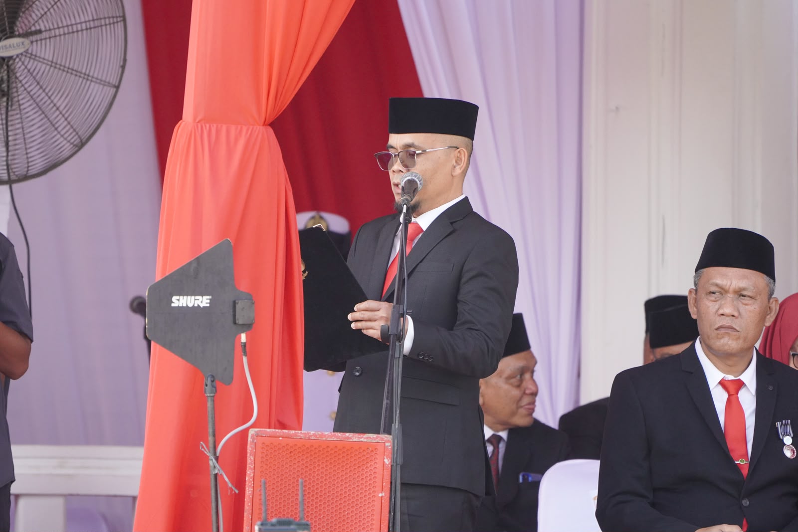 KARO PEMERINTAHAN DAN OTDA SETDA KEPRI AGUSMAN DIPERCAYA MEMBACAKAN PEMBUKAAN TEKS UUD 1945 di PERINGATAN UPACARA HUT ke-81 REPUBLIK INDONESIA TINGKAT PROVINSI