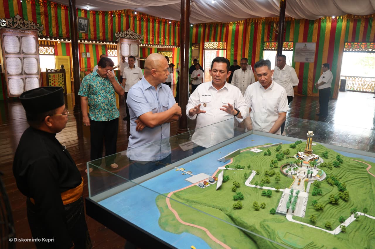 Gubernur Ansar Dampingi JAM-Intel Kejagung Jelajahi Sejarah Pulau Penyengat