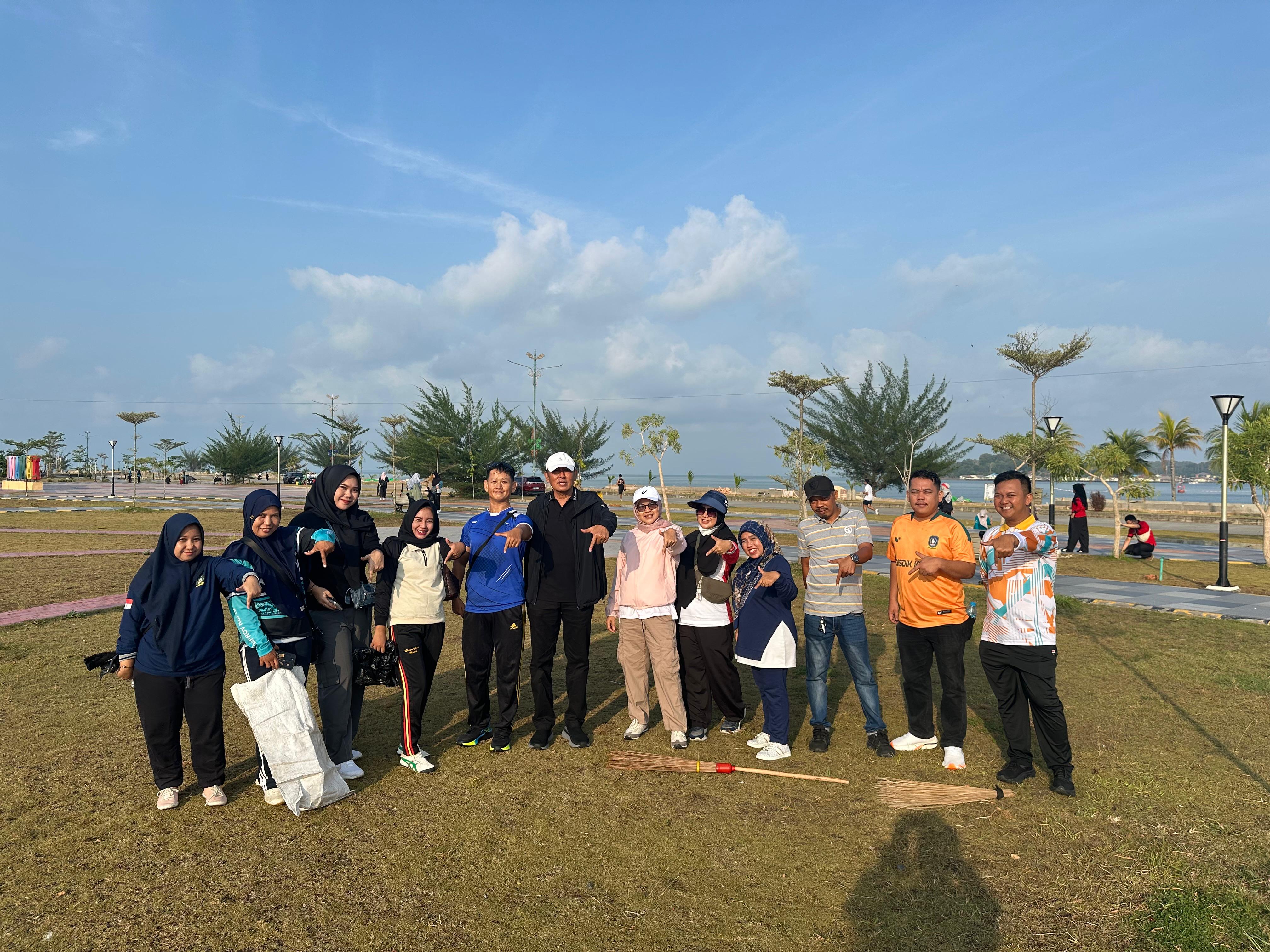 17 Pegawai Dinas Pendidikan Kepri Ikuti Gotong Royong di Dataran Gurindam 12