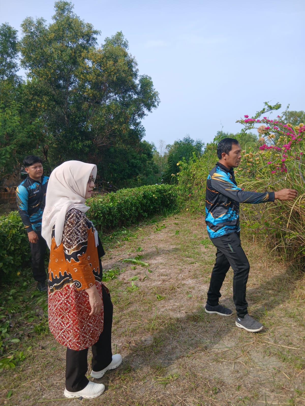 Sambut HUT RI ke-81, DKP2KH Prov. Kepri Gelar Gotong Royong di Bundaran Bougenville 