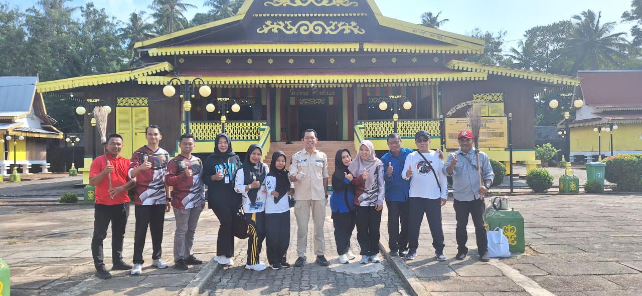 Bakesbangpol Kepri Utus Puluhan Pegawai Ikut Gotong Royong Dalam Rangka Hari Lingkungan Hidup di Pulau Penyengat