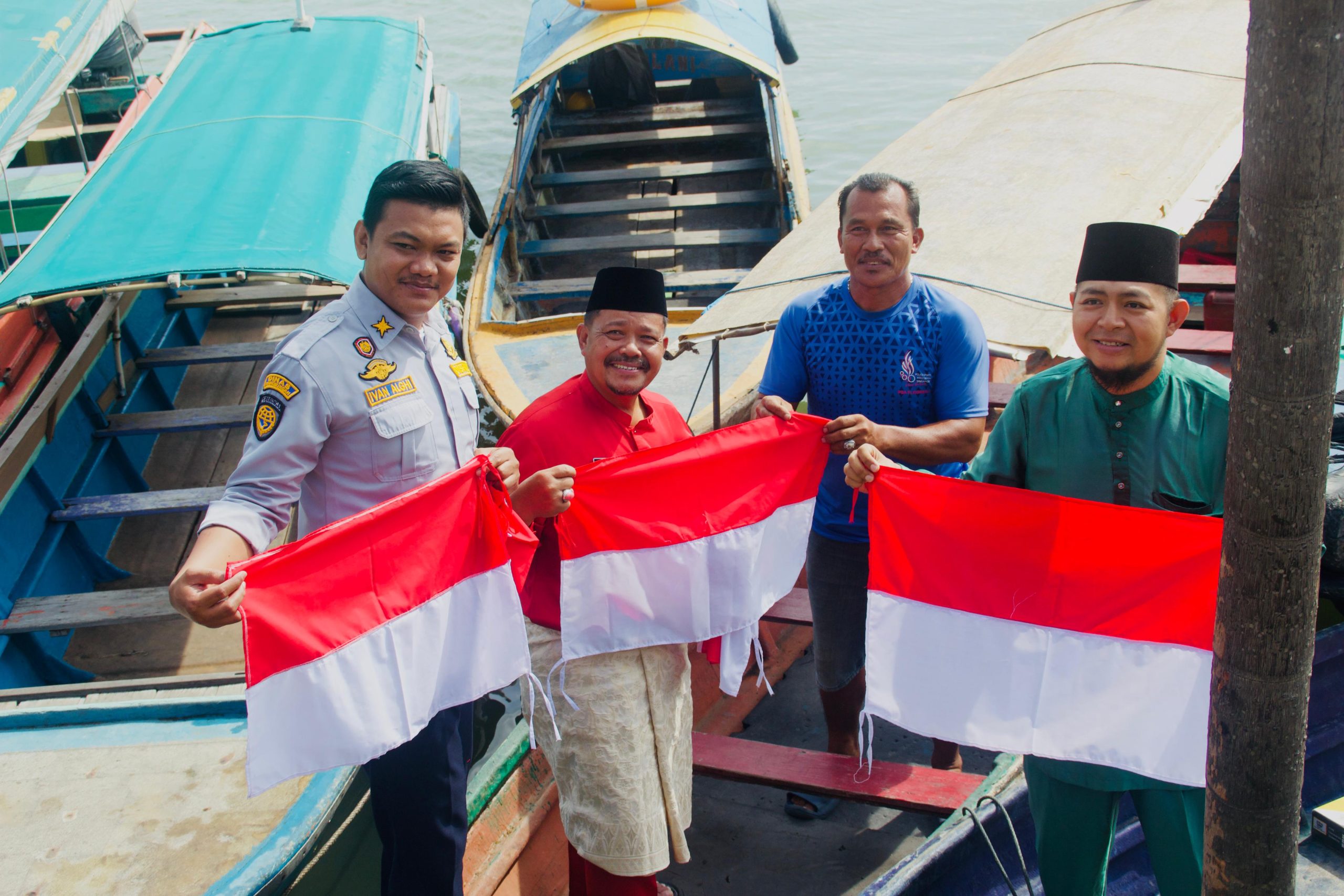 Badan Kesbangpol Kepri Launching Gerakan Pembagian Bendera Merah Putih Tahun 2025