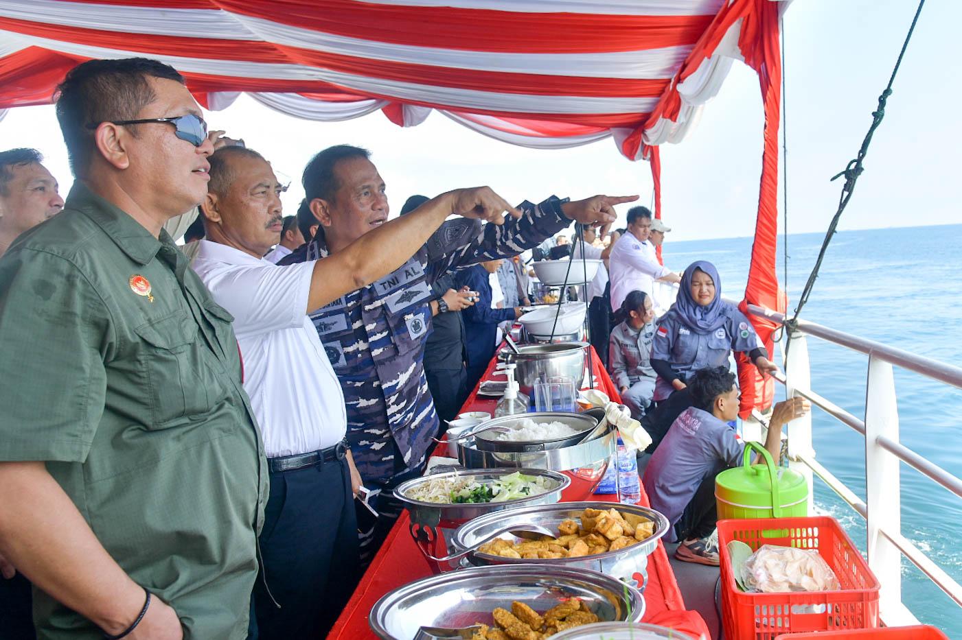 Sekda Kepri Dampingi Dirjen Hubla Tinjau Pembangunan Menara Suar di Perairan Terluar RI