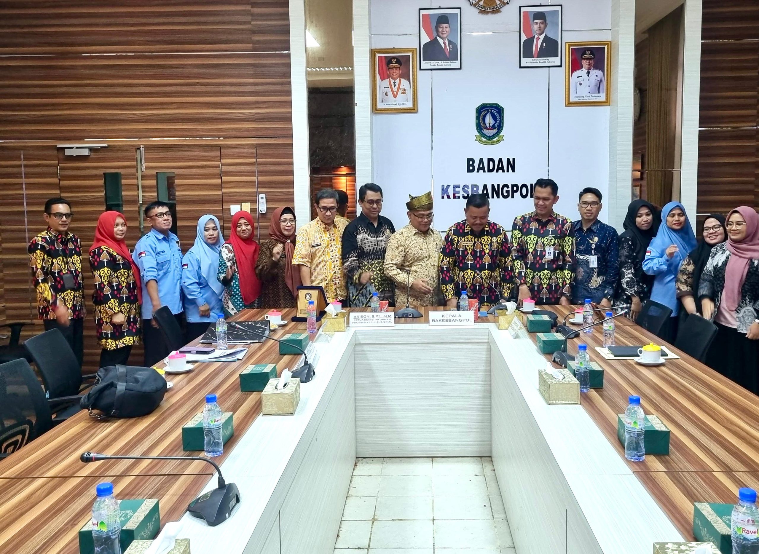 Visitasi dan Monev Keterbukaan Informasi Publik Tahun 2025 di PPID Badan Kesbangpol Provinsi Kepri