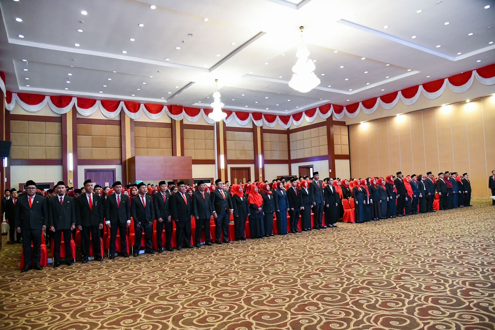 Gubernur Ansar Serahkan Satyalancana Karya Satya kepada 610 PNS Kepri