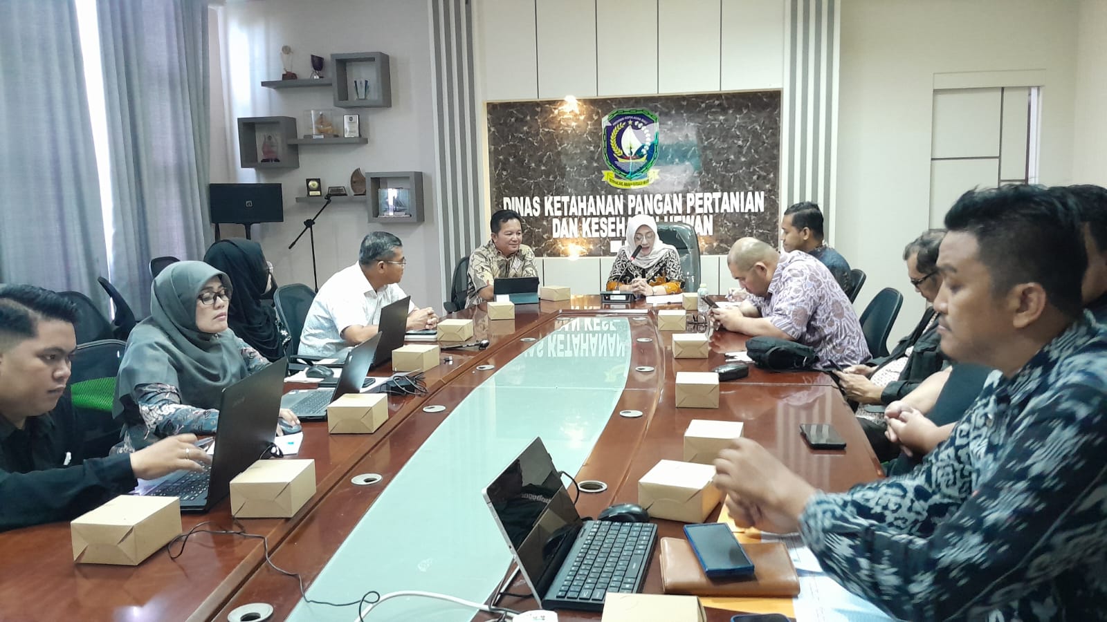 KEPALA DKP2KH KEPRI DR. RIKA AZMI, S.T.P., M.M PIMPIN FGD PENYUSUNAN RAD KELAPA SAWIT BERKELANJUTAN 2026–2030