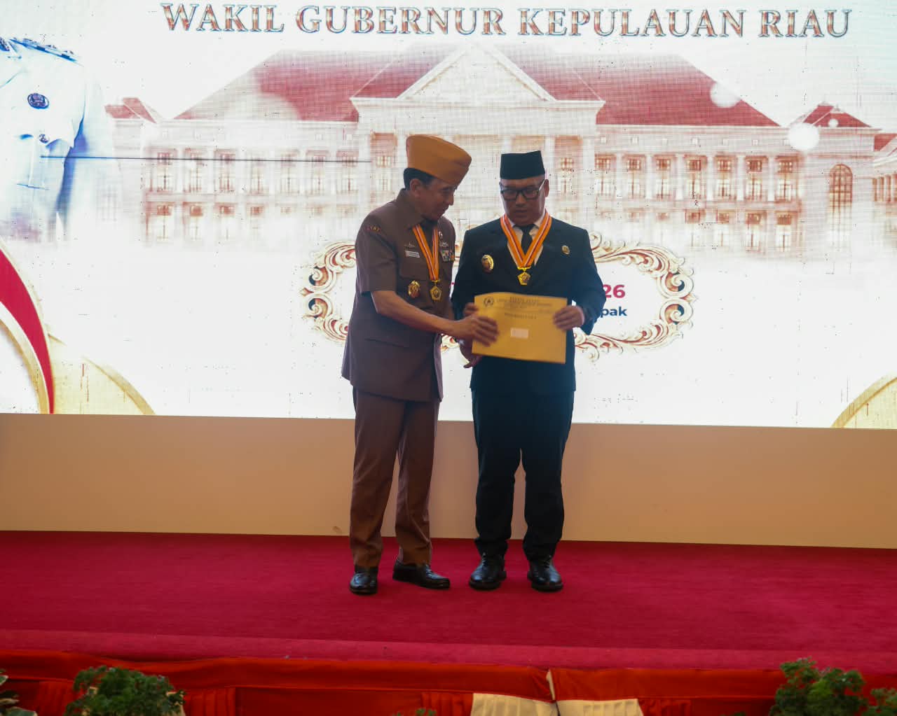 Wagub Nyanyang Terima Anugerah Bintang Veteran pada Peringatan Hari Veteran Nasional 2026